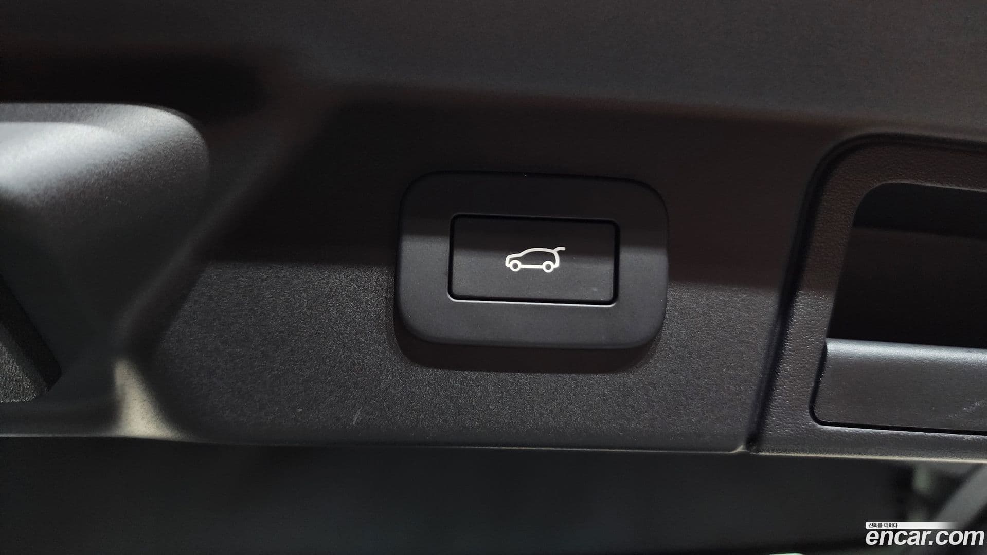 Main__Slider__Photo:Range Rover Velar Land Rover 2025.7-19