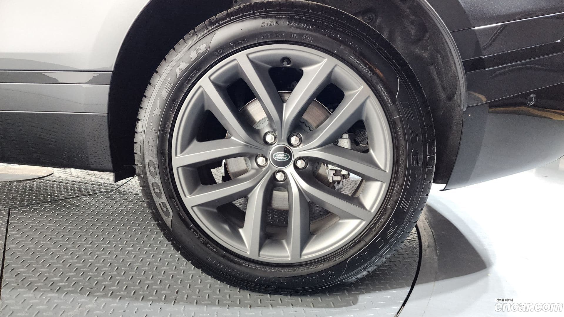 Main__Slider__Photo:Range Rover Velar Land Rover 2025.7-20