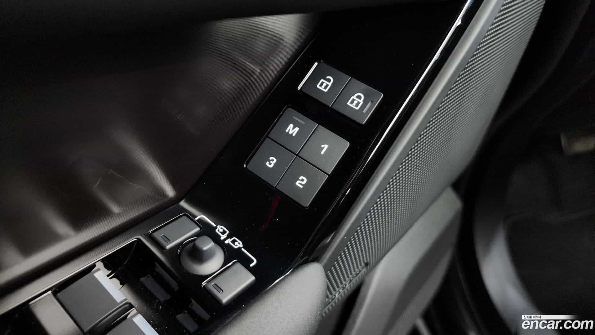 Range Rover Velar Land Rover 2025.7-OPTION-052