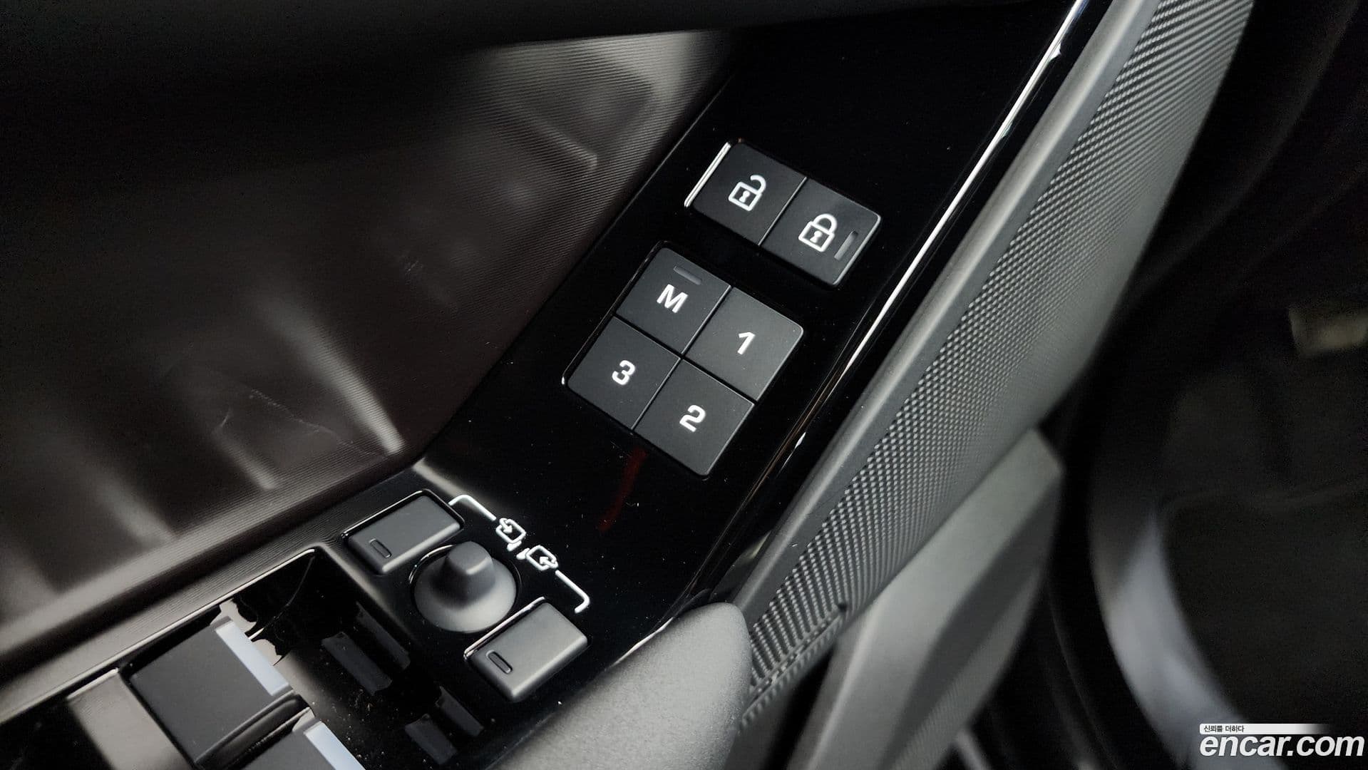 Main__Slider__Photo:Range Rover Velar Land Rover 2025.7-38