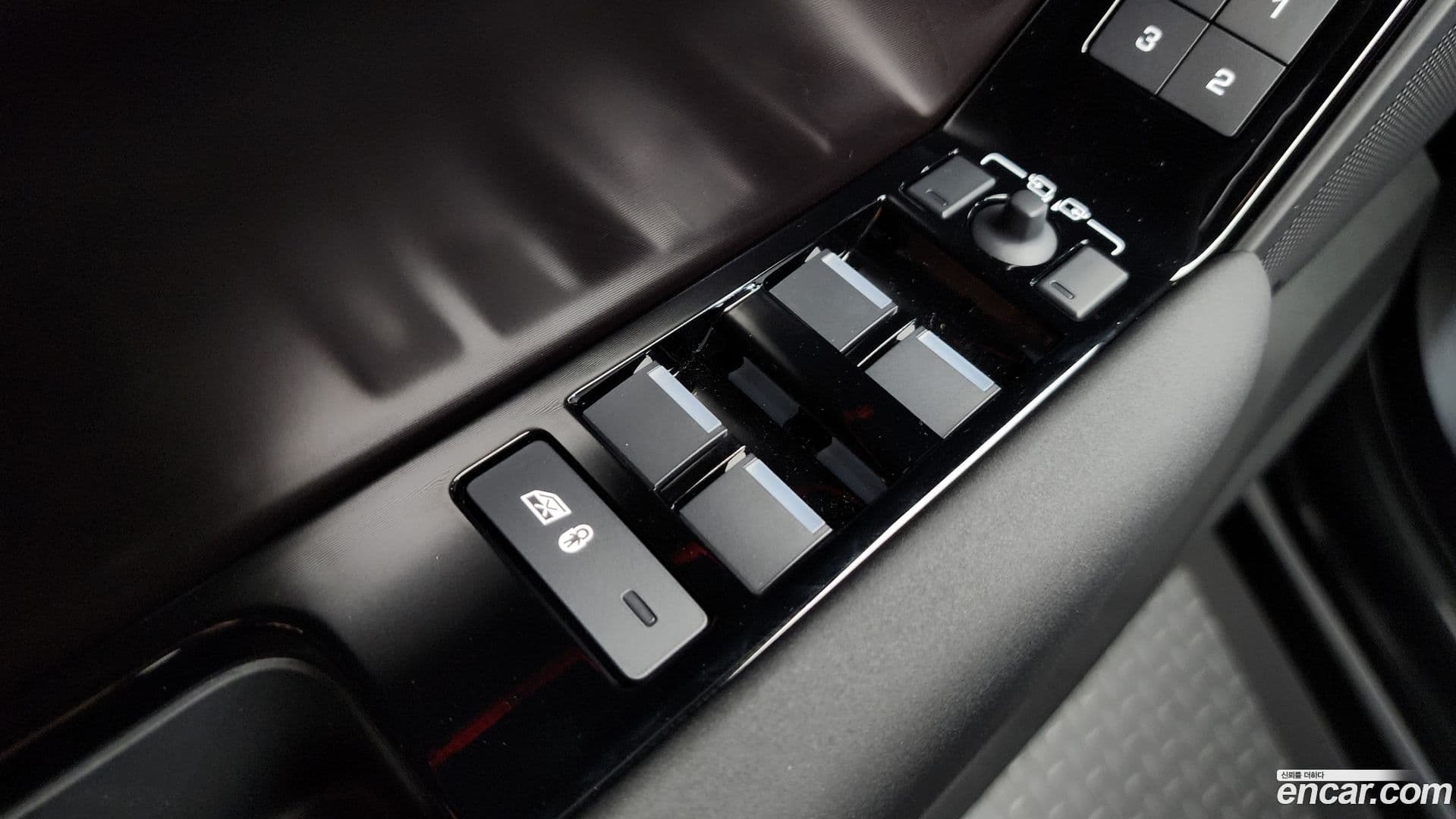 Main__Slider__Photo:Range Rover Velar Land Rover 2025.7-39