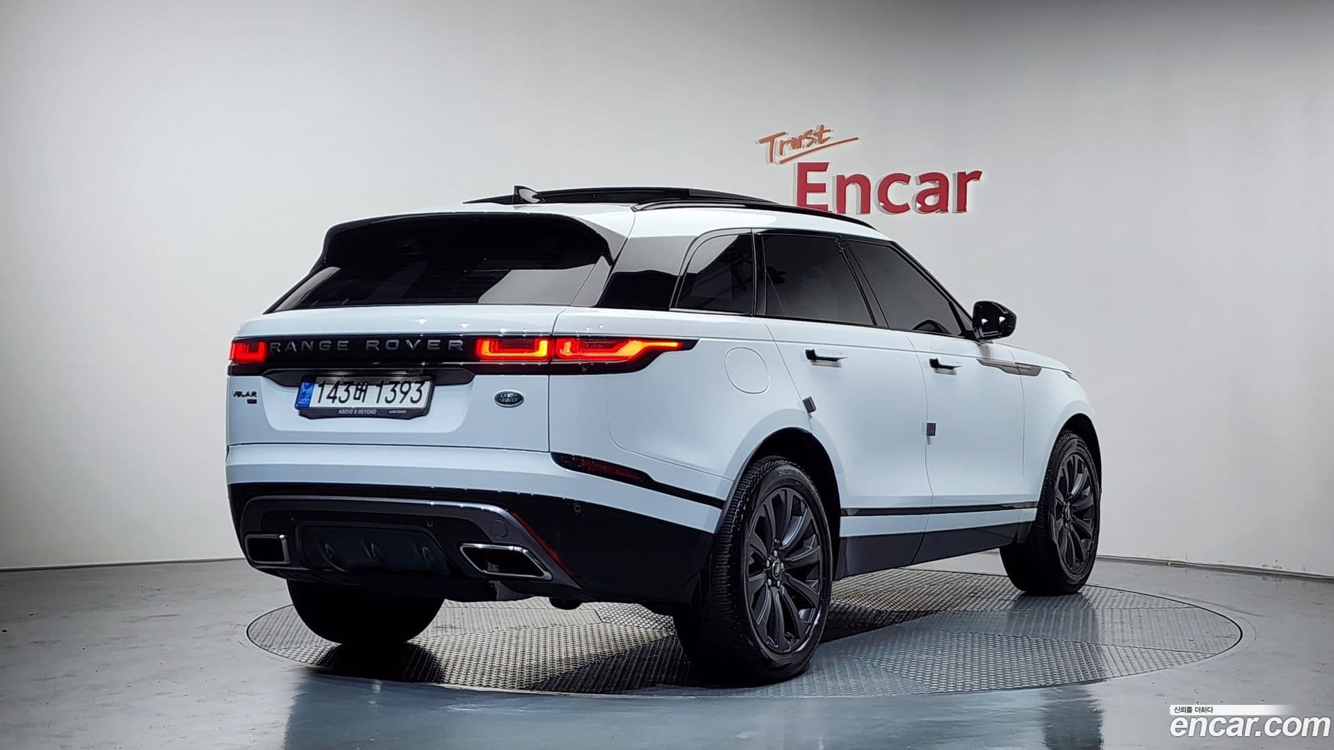 Main__Slider__Photo:Range Rover Velar Land Rover 2022.11-1