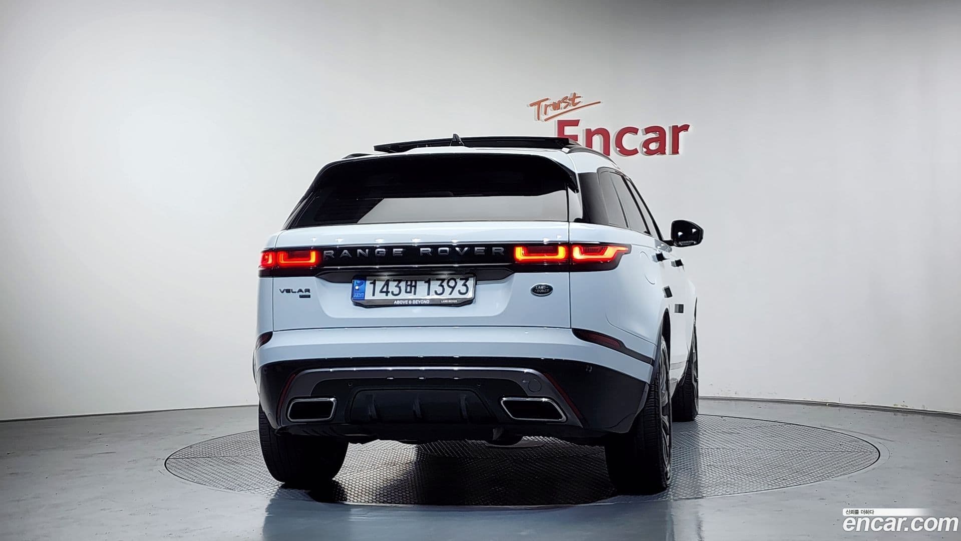 Main__Slider__Photo:Range Rover Velar Land Rover 2022.11-3