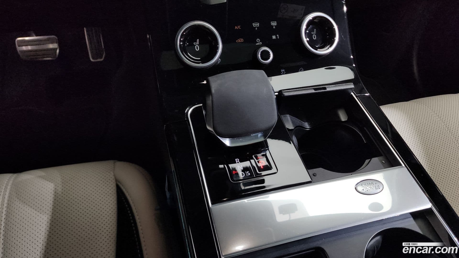 Main__Slider__Photo:Range Rover Velar Land Rover 2022.11-8