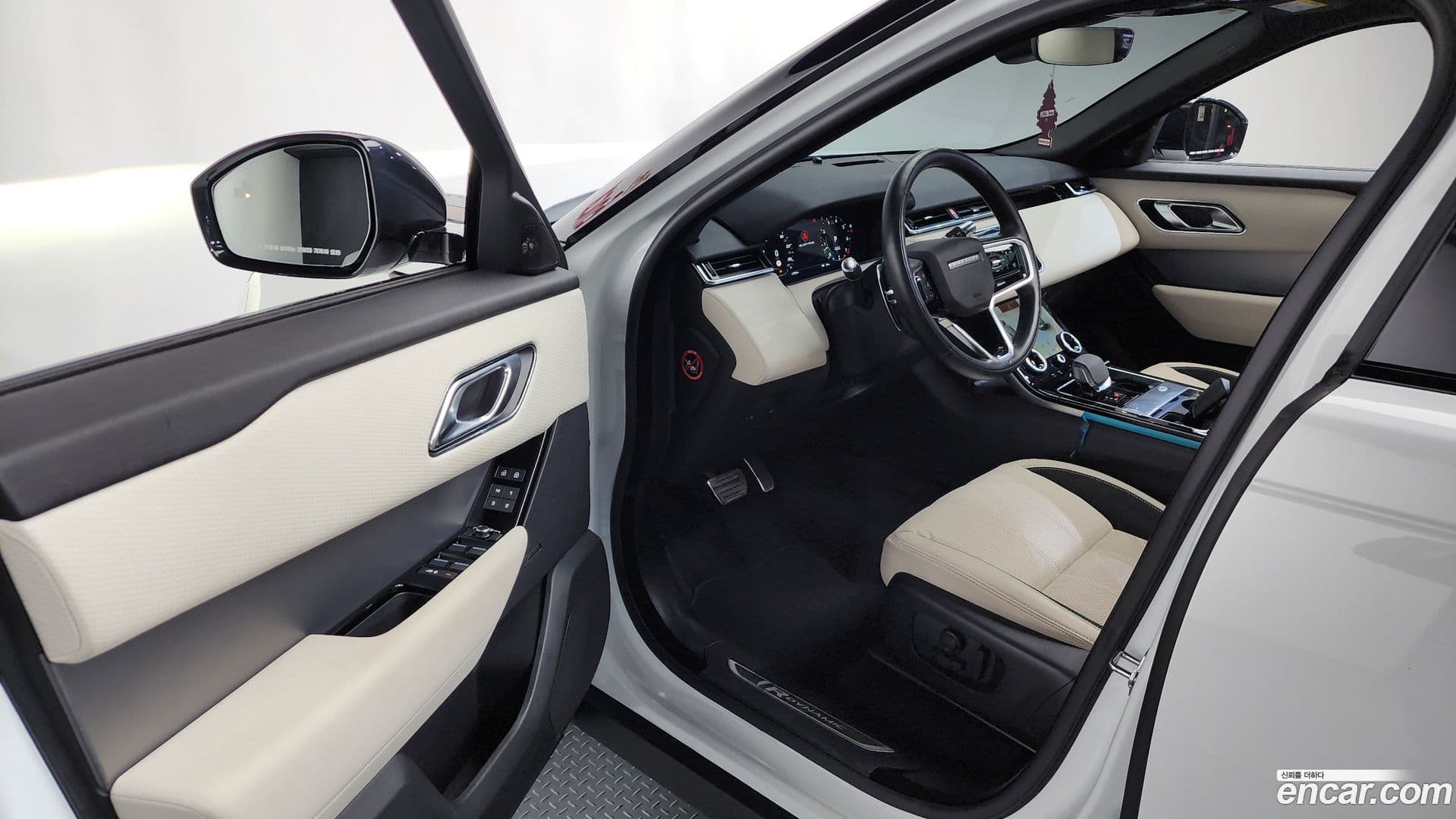Main__Slider__Photo:Range Rover Velar Land Rover 2022.11-9