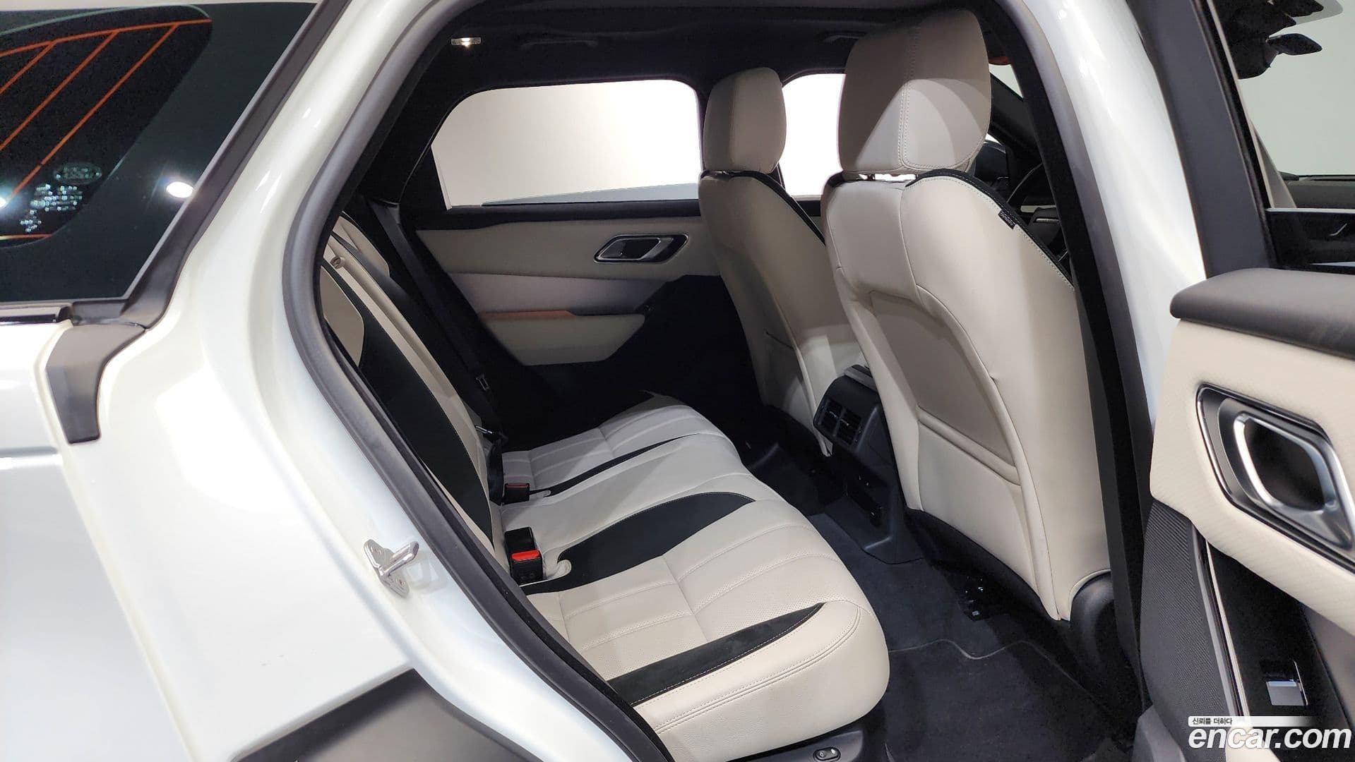 Main__Slider__Photo:Range Rover Velar Land Rover 2022.11-10