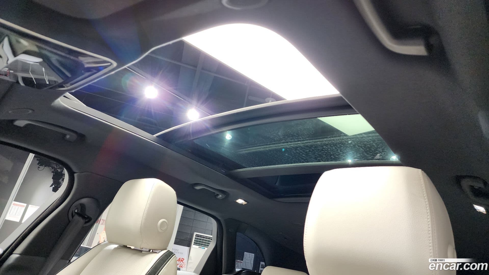 Main__Slider__Photo:Range Rover Velar Land Rover 2022.11-17