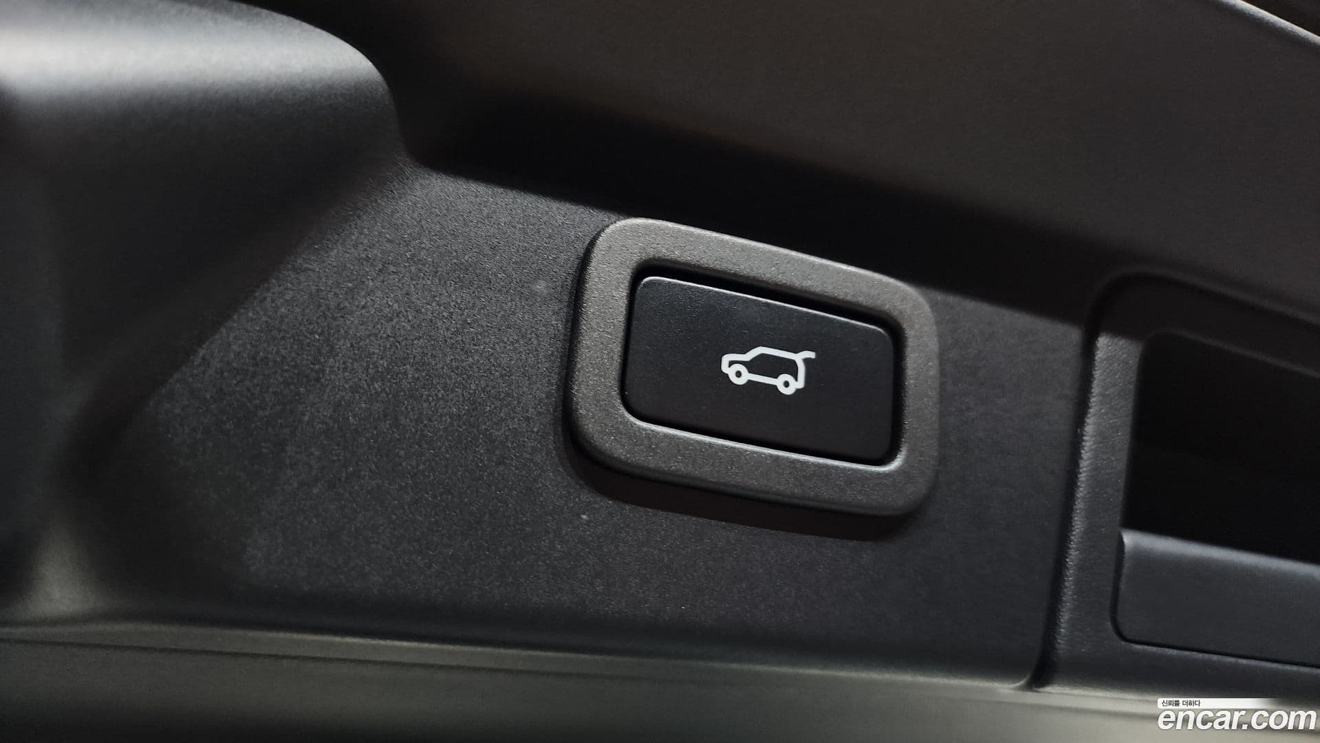 Main__Slider__Photo:Range Rover Velar Land Rover 2022.11-18