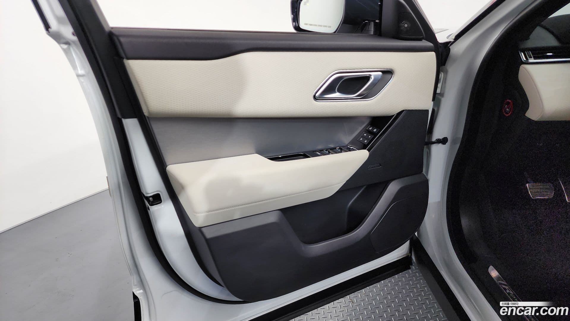 Main__Slider__Photo:Range Rover Velar Land Rover 2022.11-23