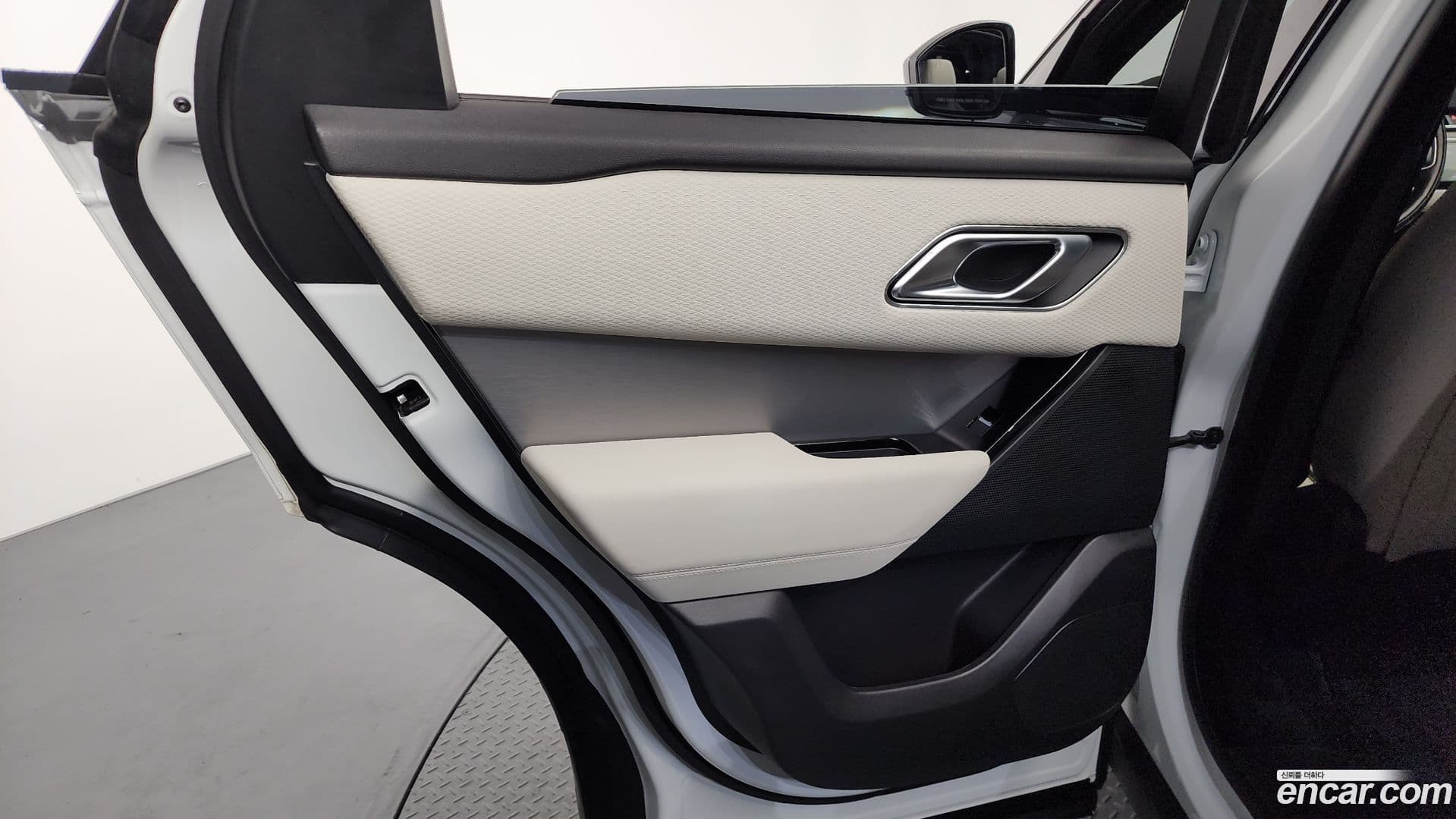 Main__Slider__Photo:Range Rover Velar Land Rover 2022.11-24