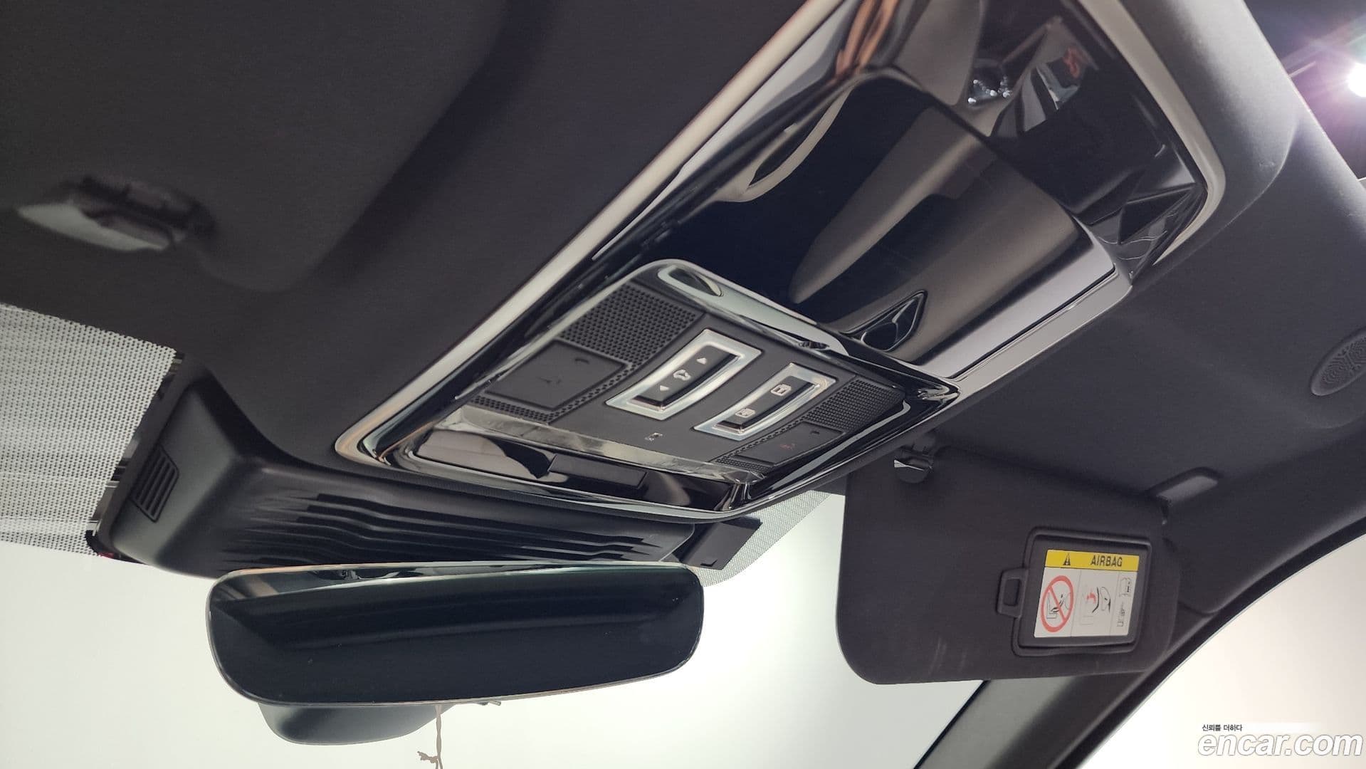 Main__Slider__Photo:Range Rover Velar Land Rover 2022.11-26