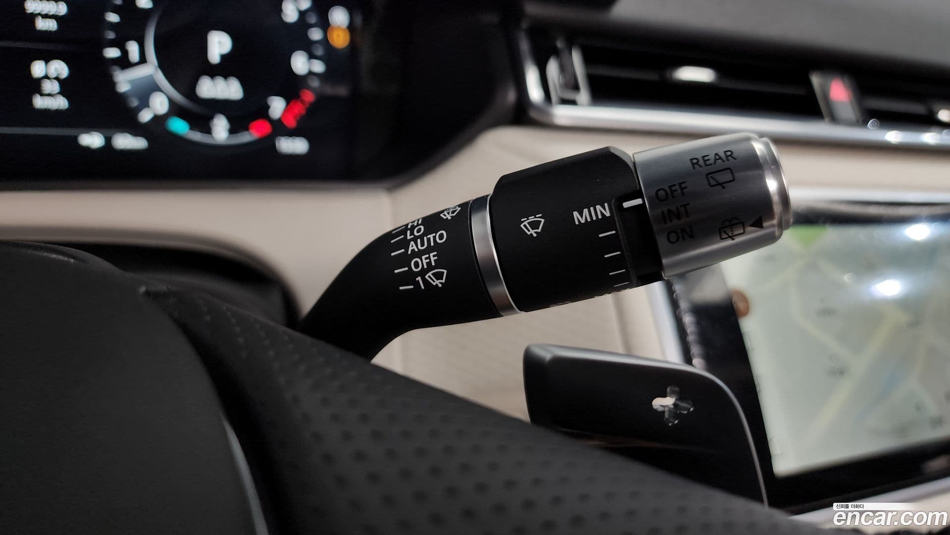 Main__Slider__Photo:Range Rover Velar Land Rover 2022.11-28