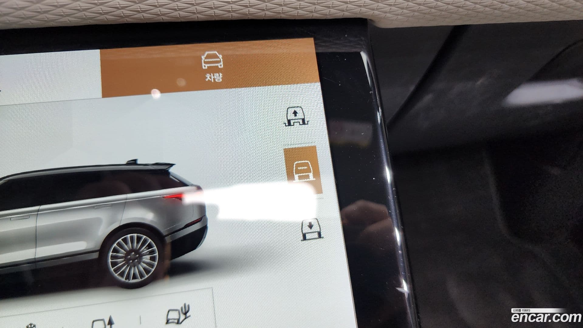 Main__Slider__Photo:Range Rover Velar Land Rover 2022.11-30