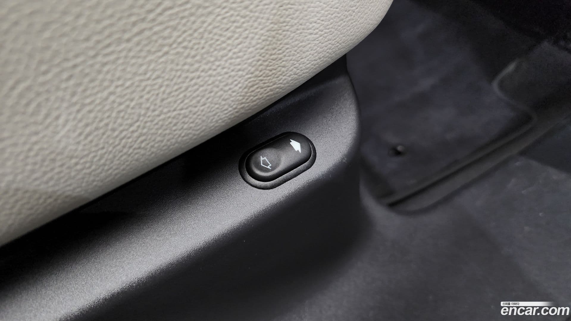 Main__Slider__Photo:Range Rover Velar Land Rover 2022.11-36