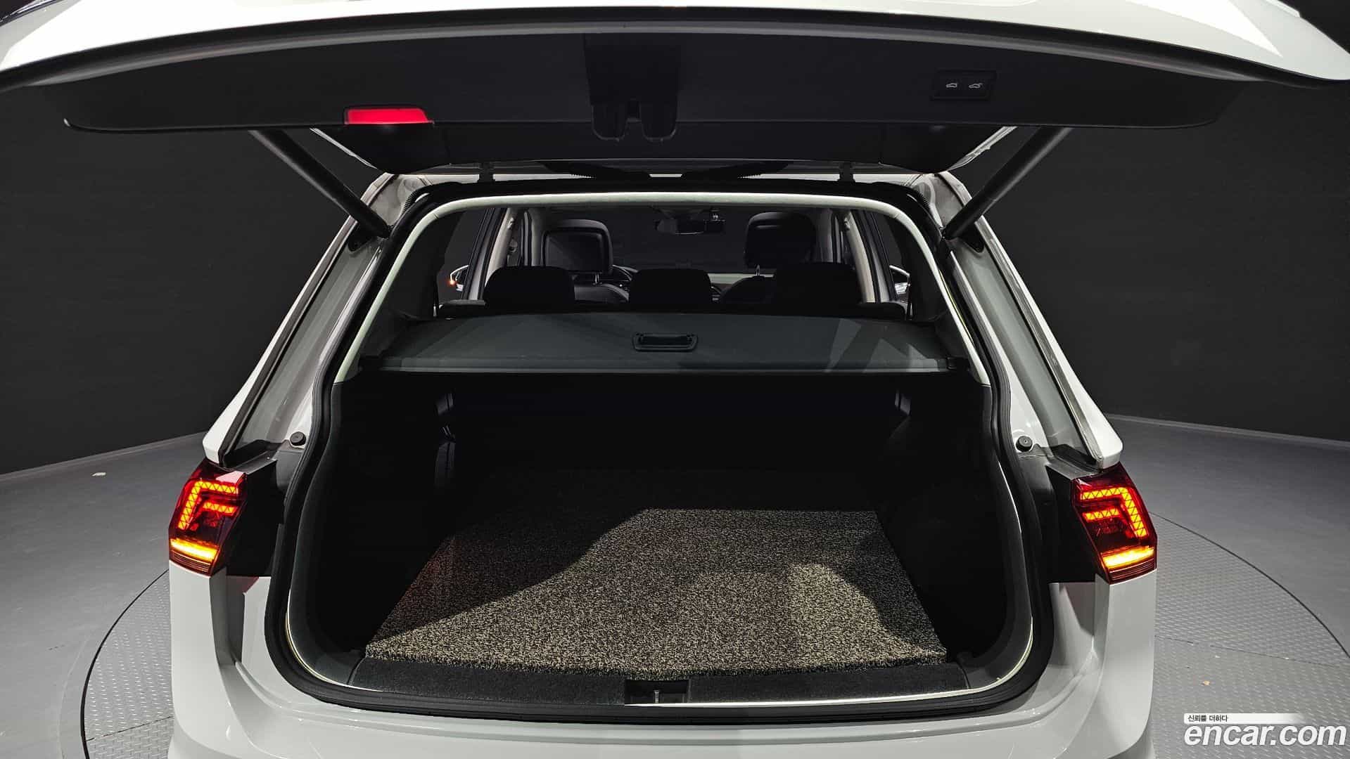 Tiguan Volkswagen 2018.10-OPTION-024
