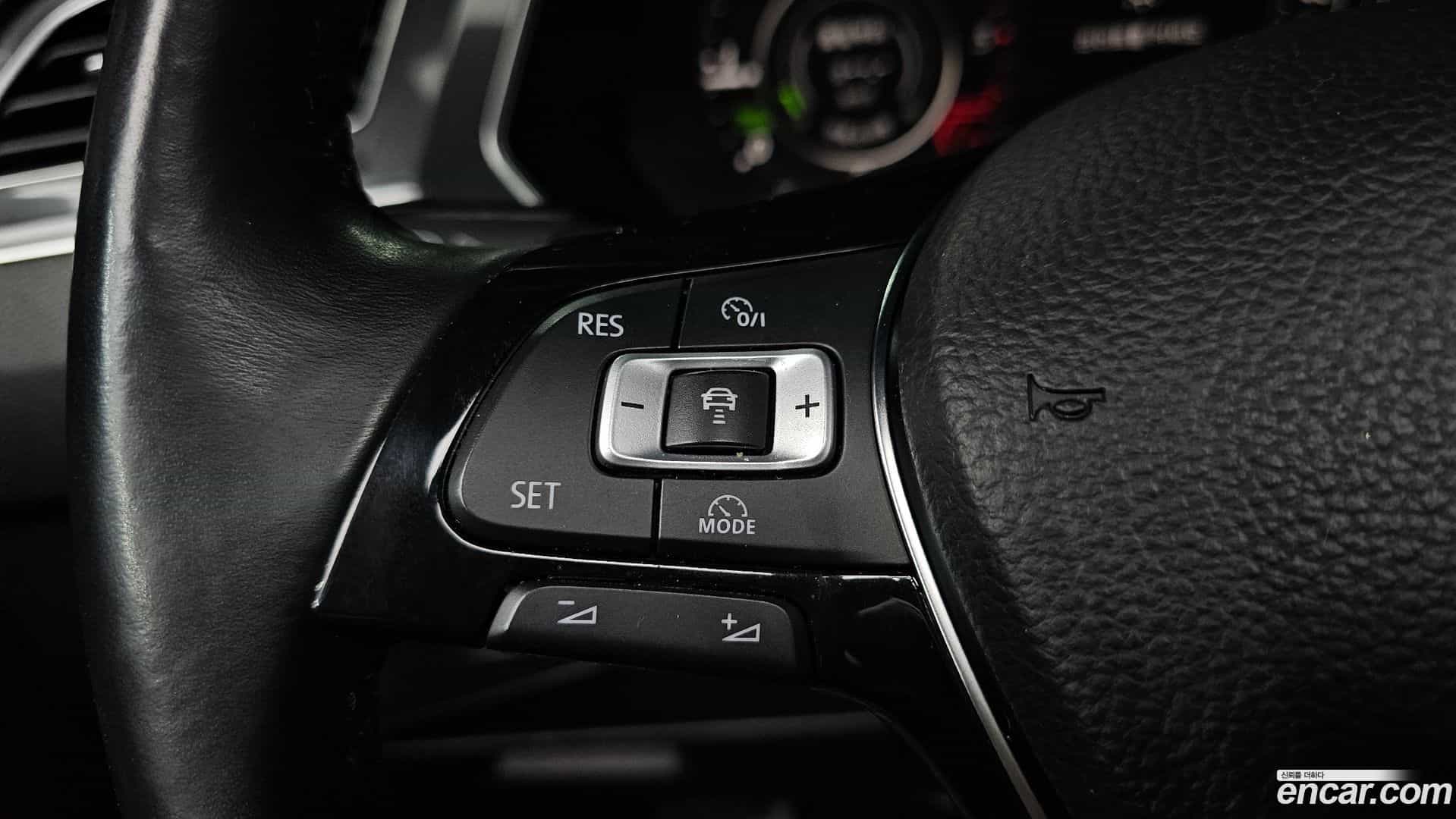 Tiguan Volkswagen 2018.10-OPTION-040