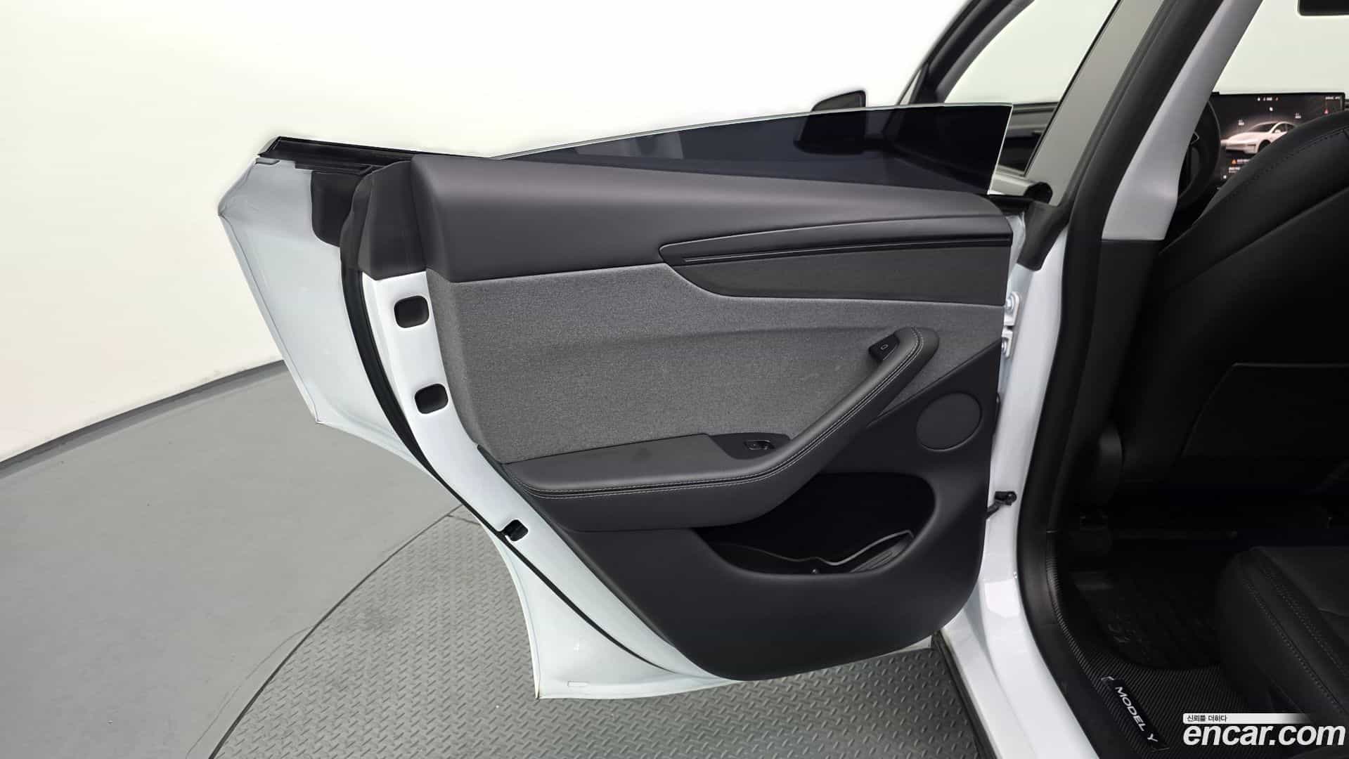 Model Y Tesla 2025.8-INNER-035