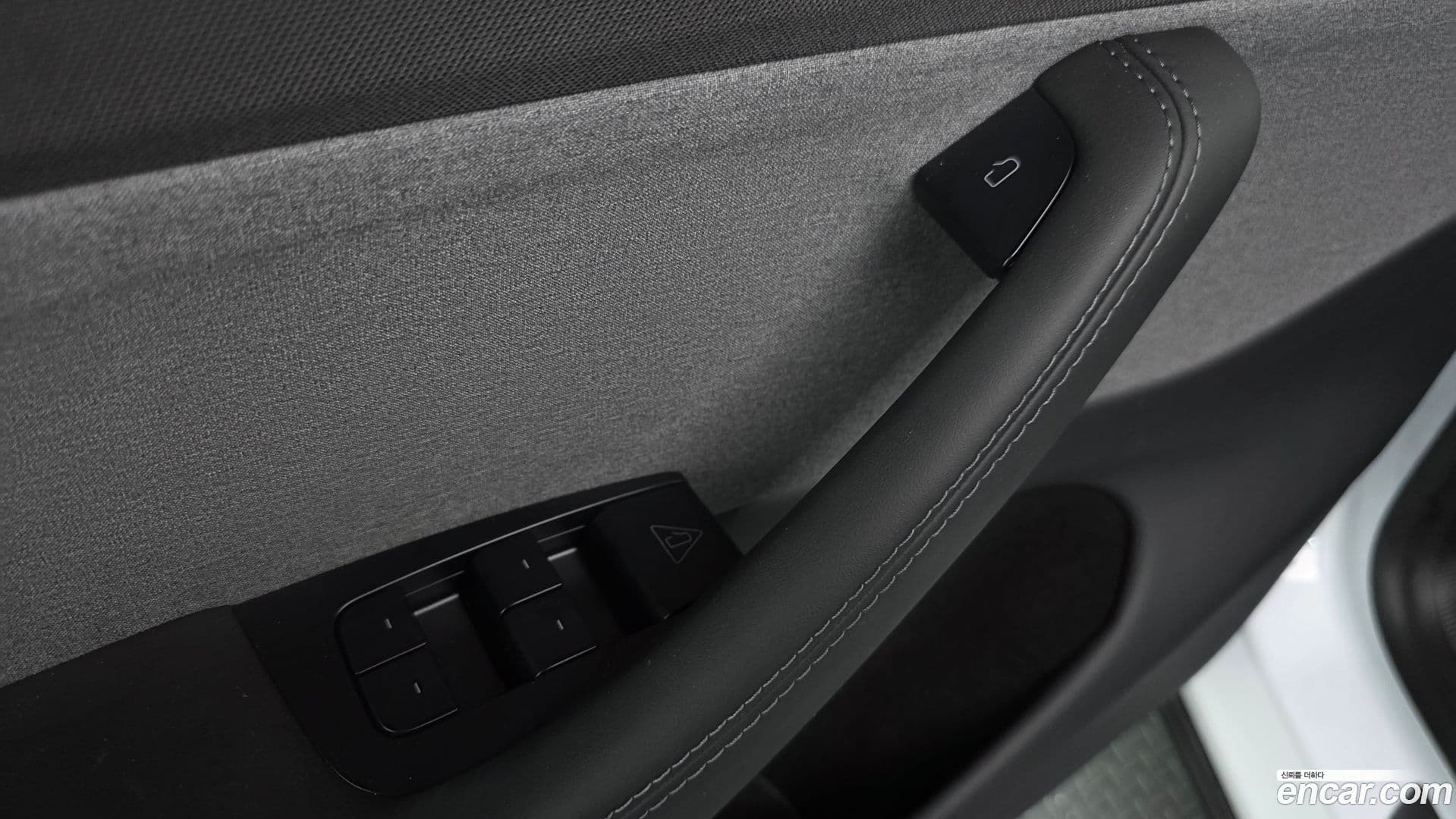 Main__Slider__Photo:Model Y Tesla 2025.8-32