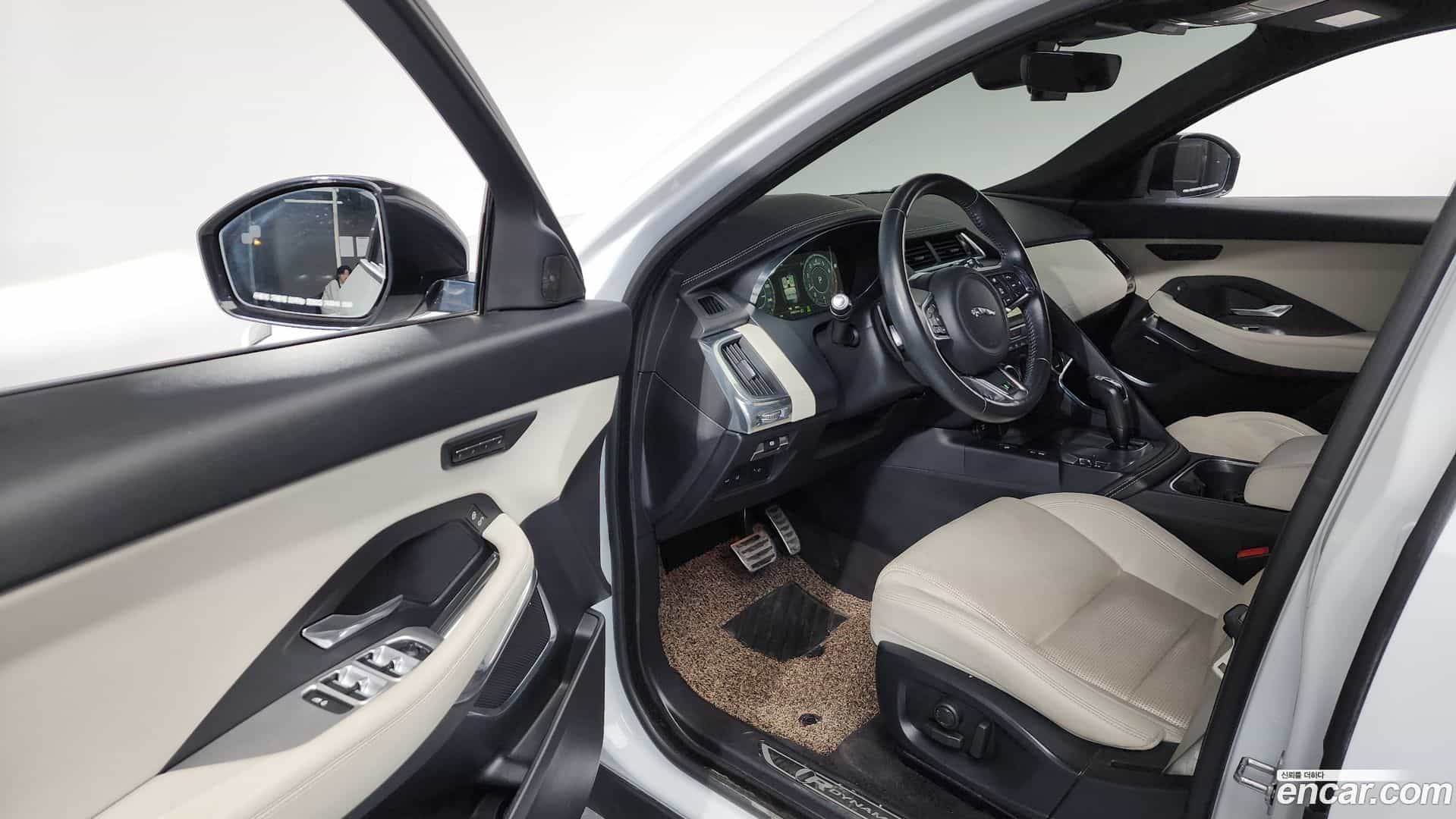 E-PACE Jaguar 2018.4-INNER-010