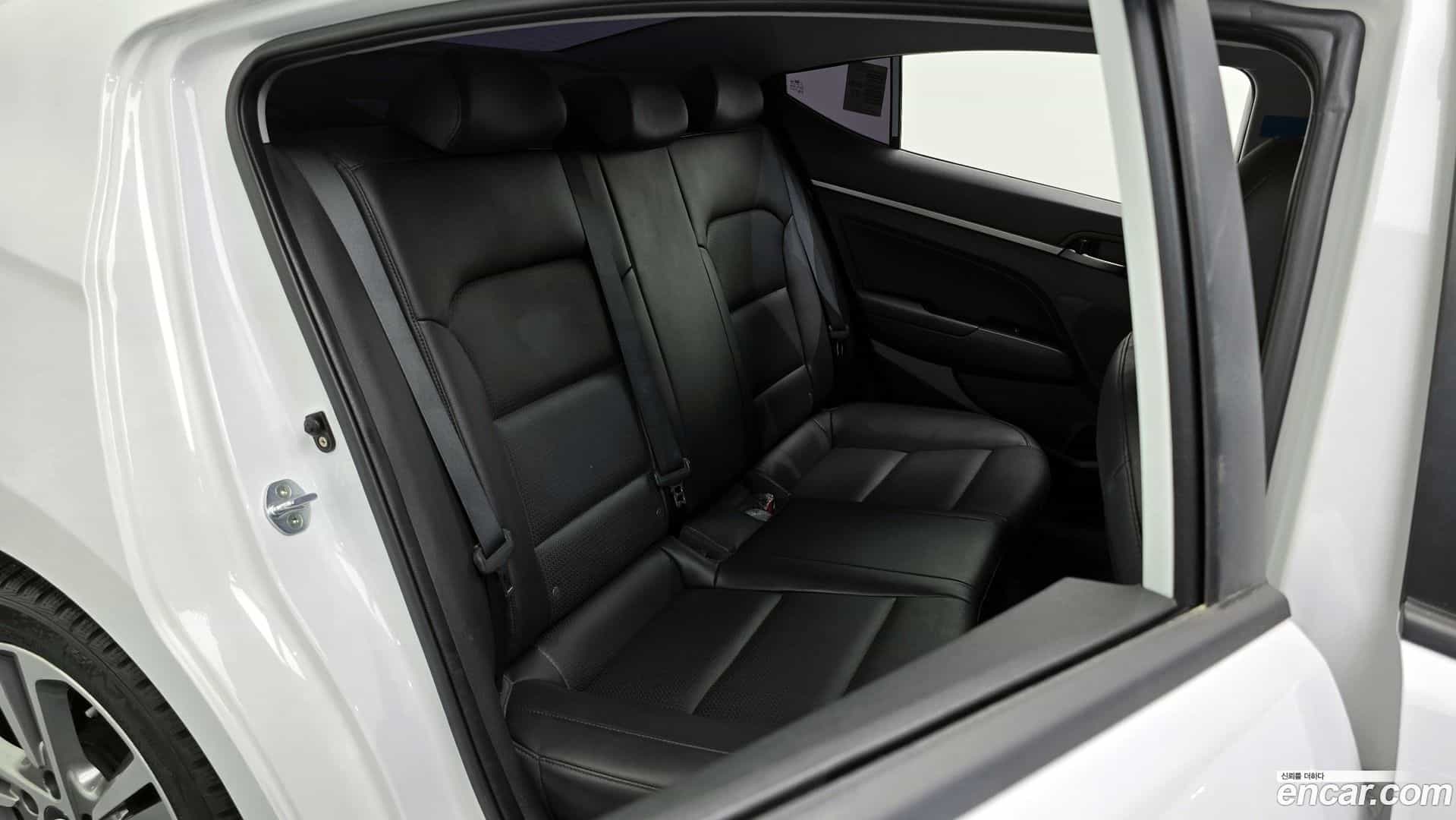 AVANTE Hyundai 2017.11-OPTION-015