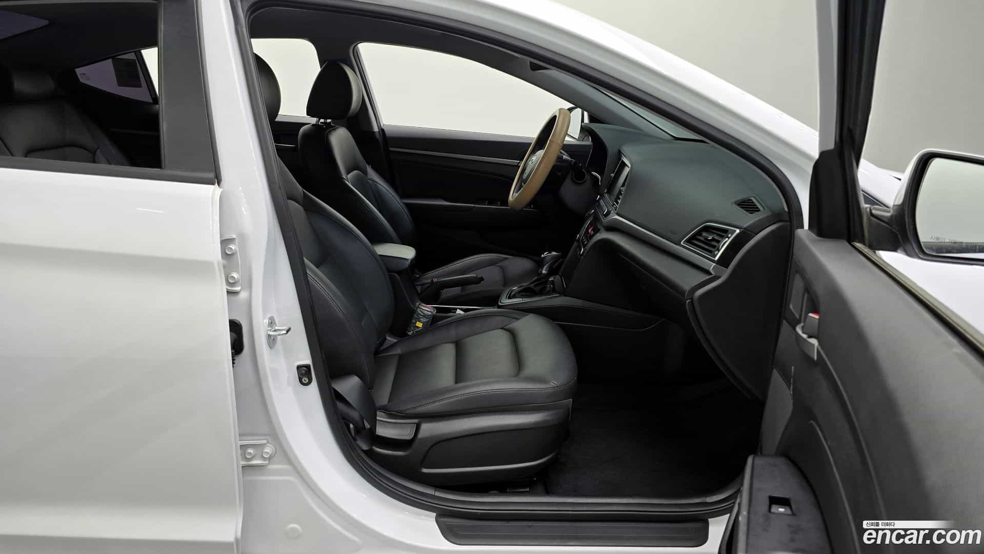 AVANTE Hyundai 2017.11-INNER-036