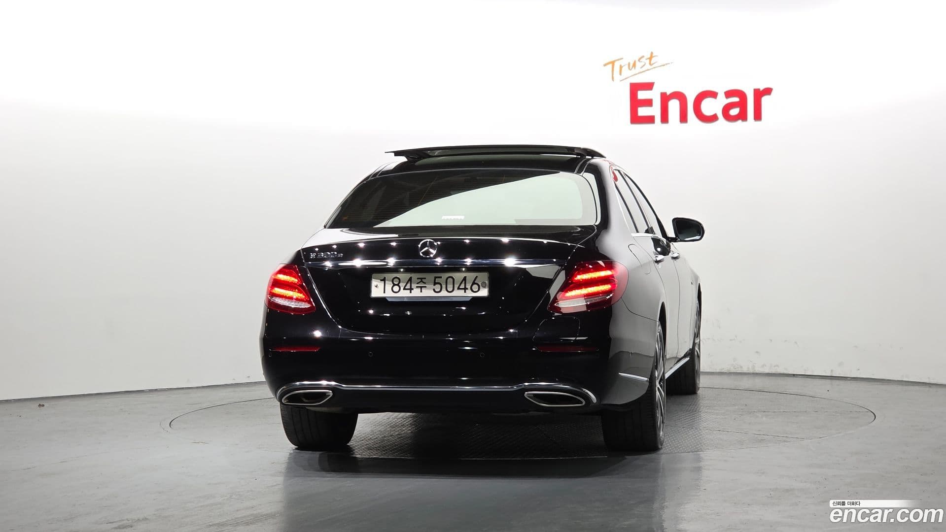 Main__Slider__Photo:E-Class Mercedes-Benz 2019.11-3