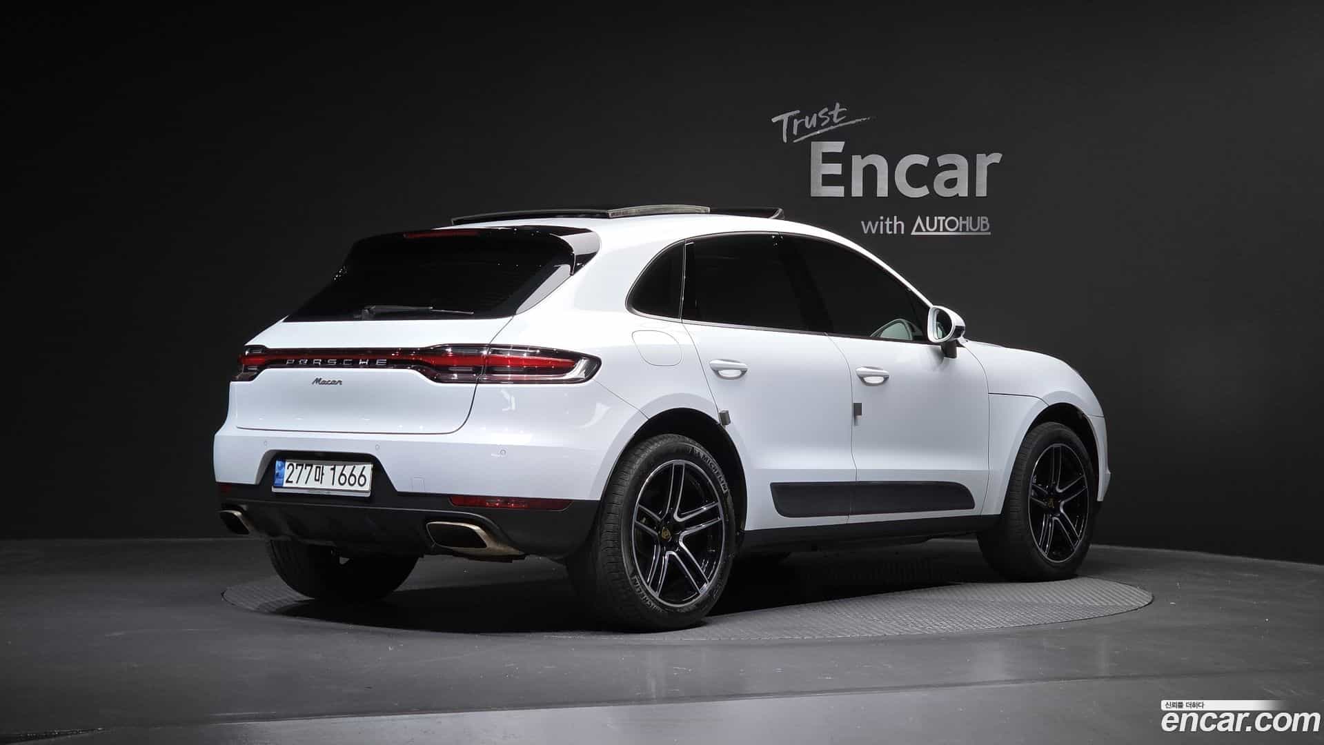 Macan Porsche 2021.8-OUTER-002