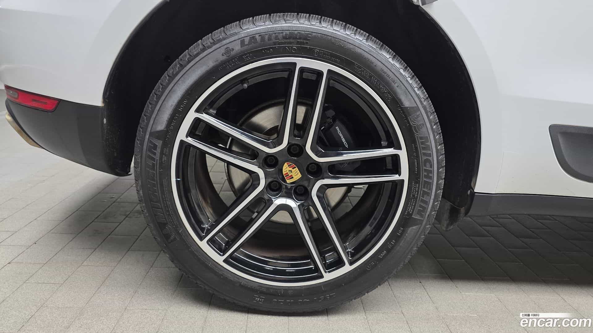 Macan Porsche 2021.8-OUTER-005