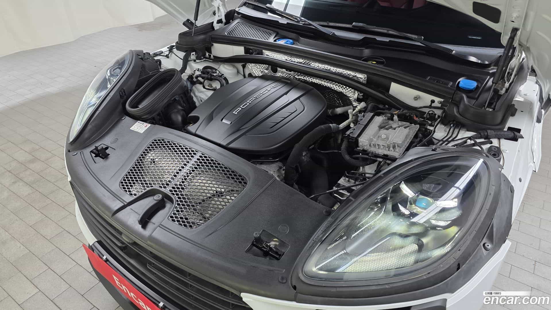 Macan Porsche 2021.8-OUTER-006