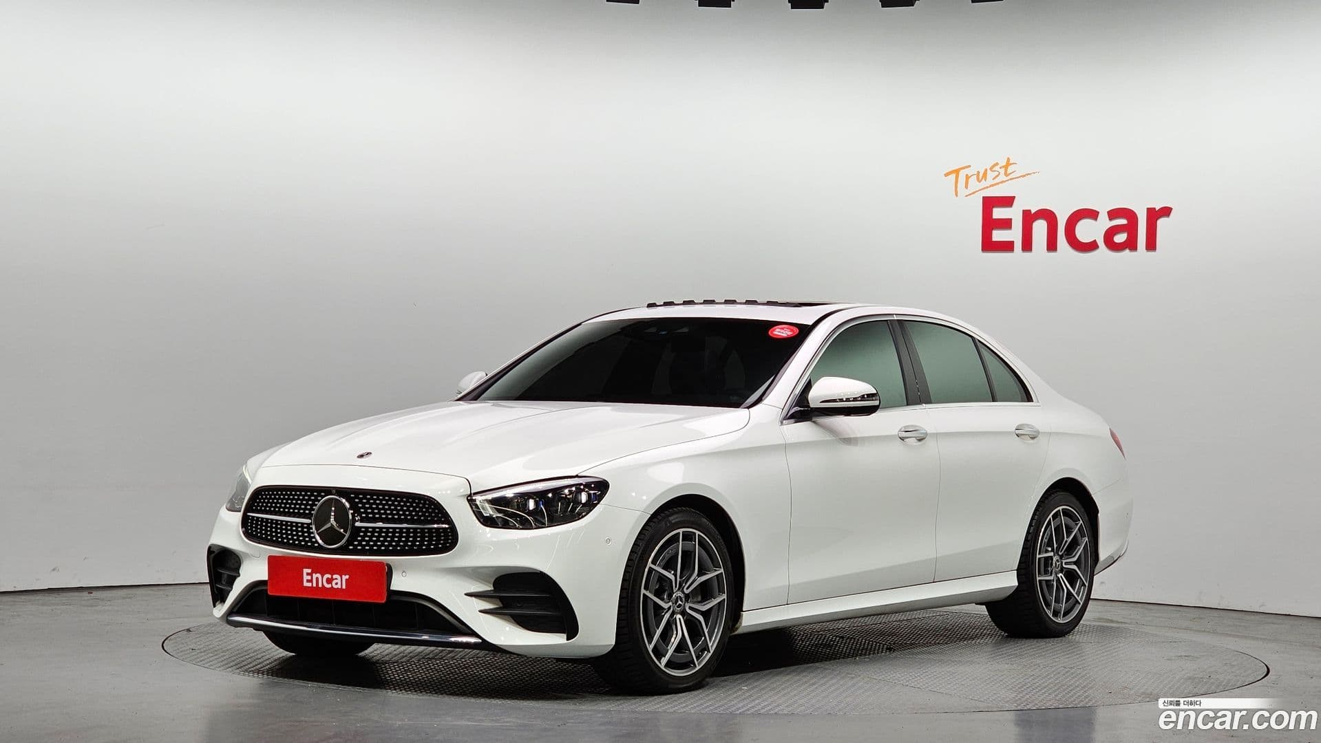 Main__Slider__Photo:E-Class Mercedes-Benz 2022.6-0
