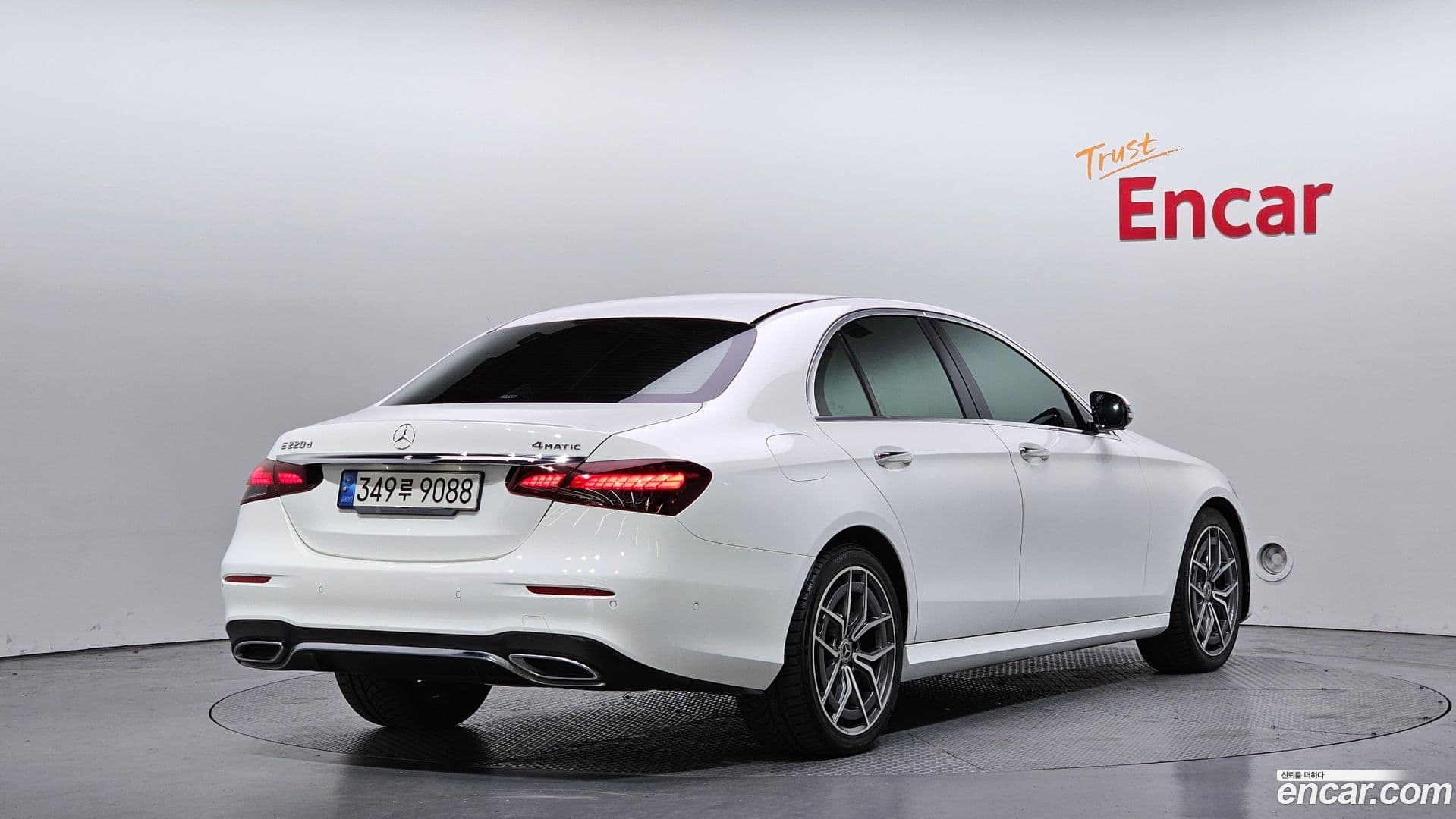 Main__Slider__Photo:E-Class Mercedes-Benz 2022.6-1