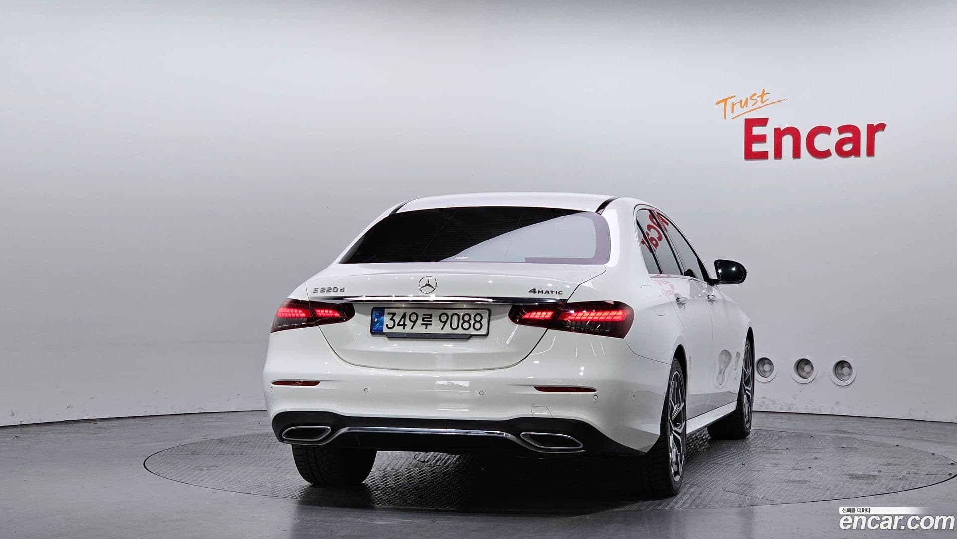 Main__Slider__Photo:E-Class Mercedes-Benz 2022.6-3