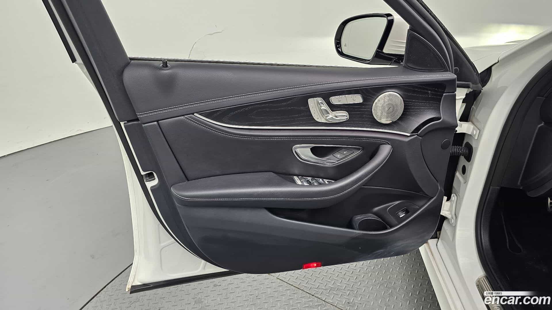 E-Class Mercedes-Benz 2022.6-INNER-034