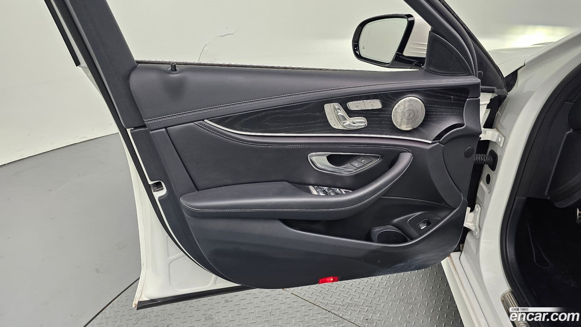 Main__Slider__Photo:E-Class Mercedes-Benz 2022.6-23