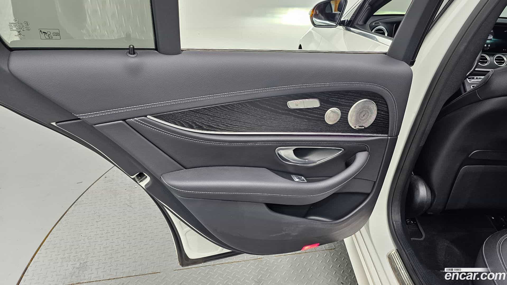 E-Class Mercedes-Benz 2022.6-INNER-035