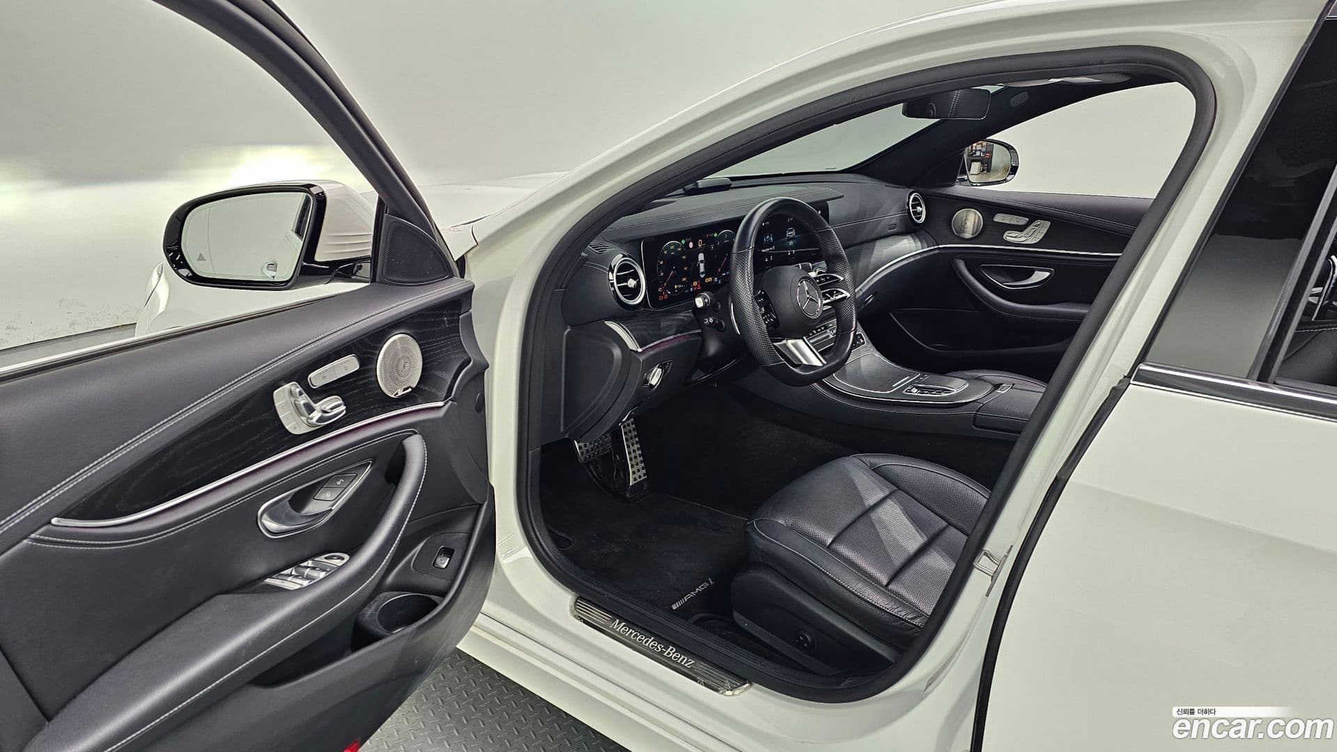 Main__Slider__Photo:E-Class Mercedes-Benz 2022.6-25