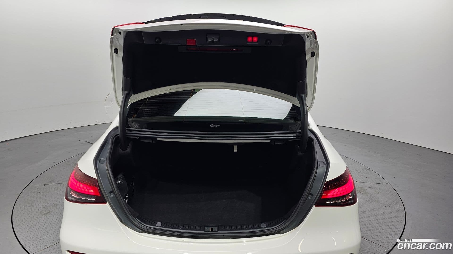 Main__Slider__Photo:E-Class Mercedes-Benz 2022.6-29