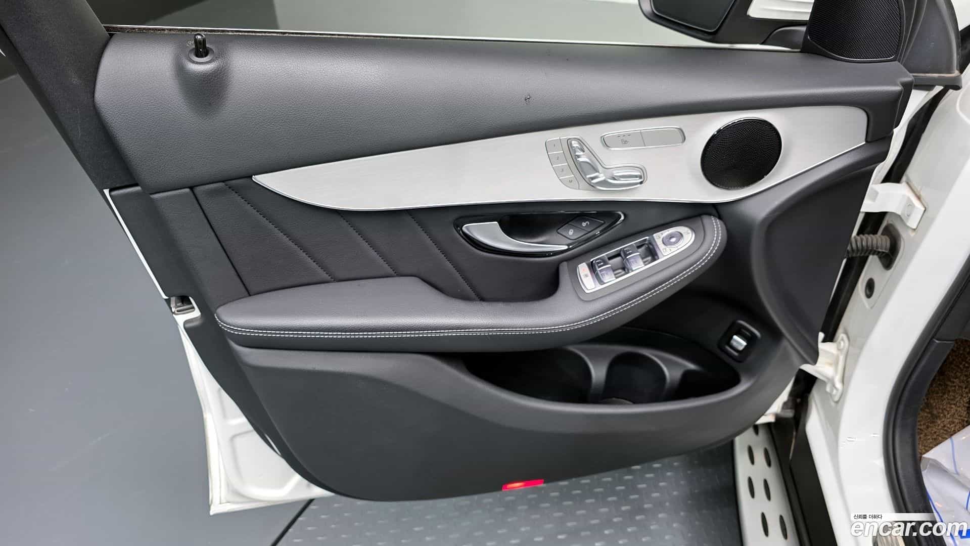 GLC-Class Mercedes-Benz 2021.2-INNER-034