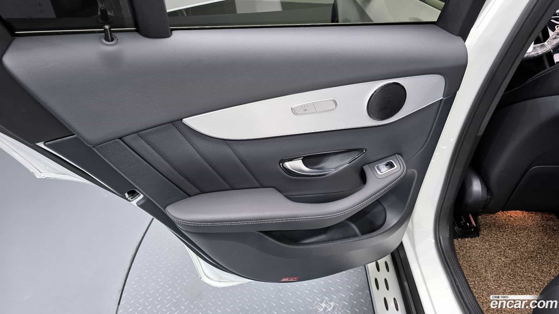 GLC-Class Mercedes-Benz 2021.2-INNER-035