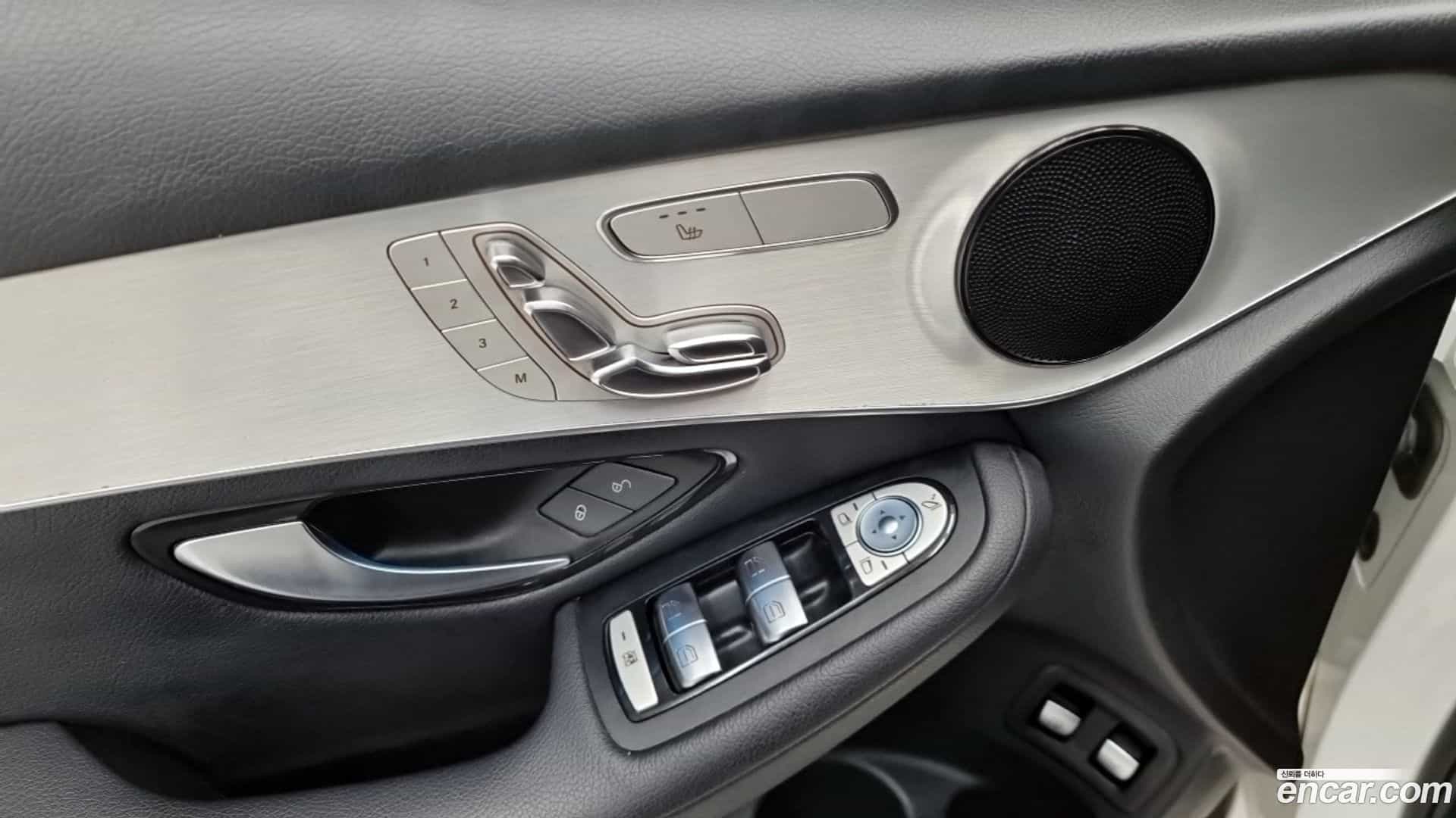 GLC-Class Mercedes-Benz 2018.11-OPTION-017