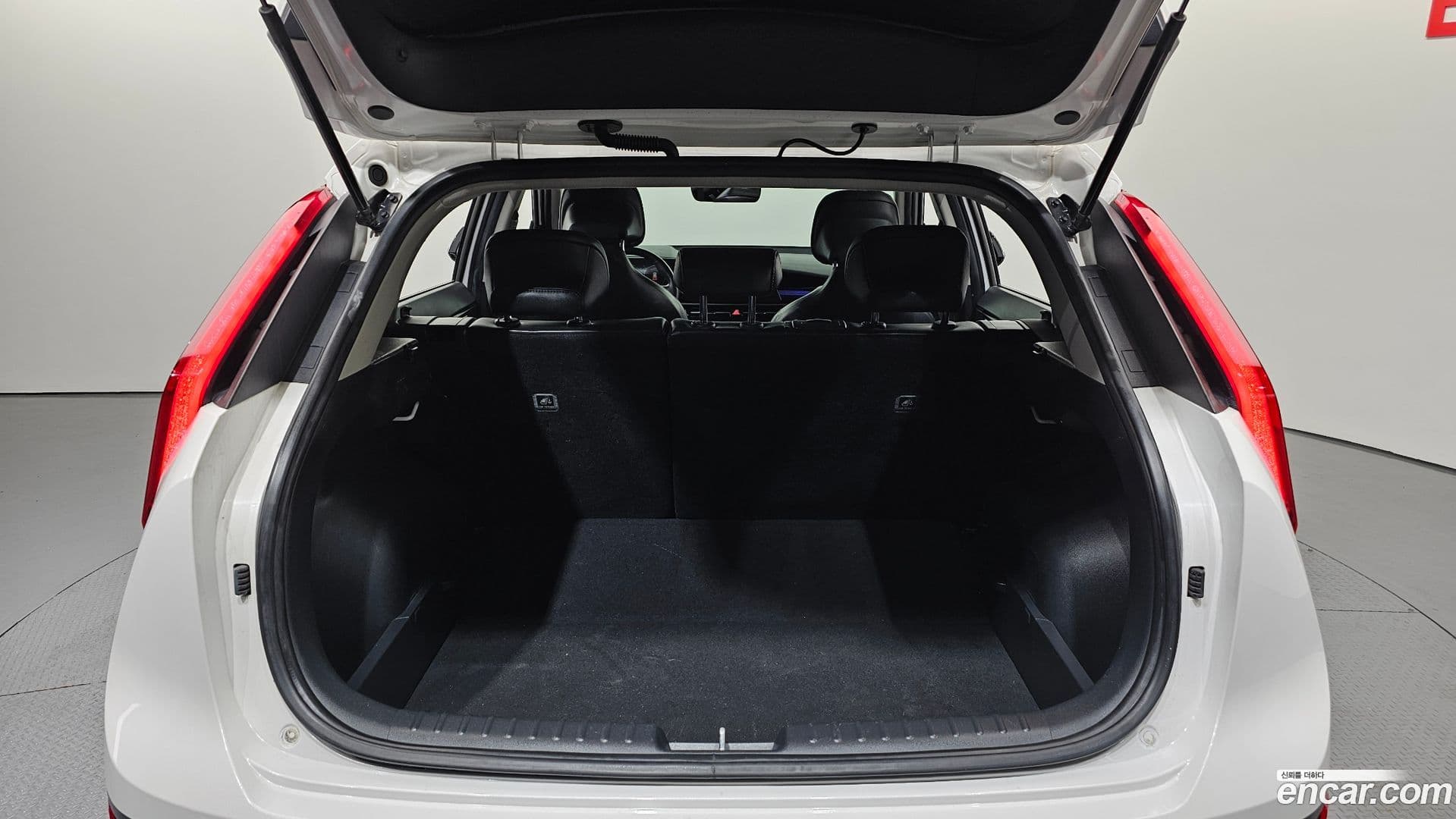Main__Slider__Photo:Niro Kia 2022.6-15