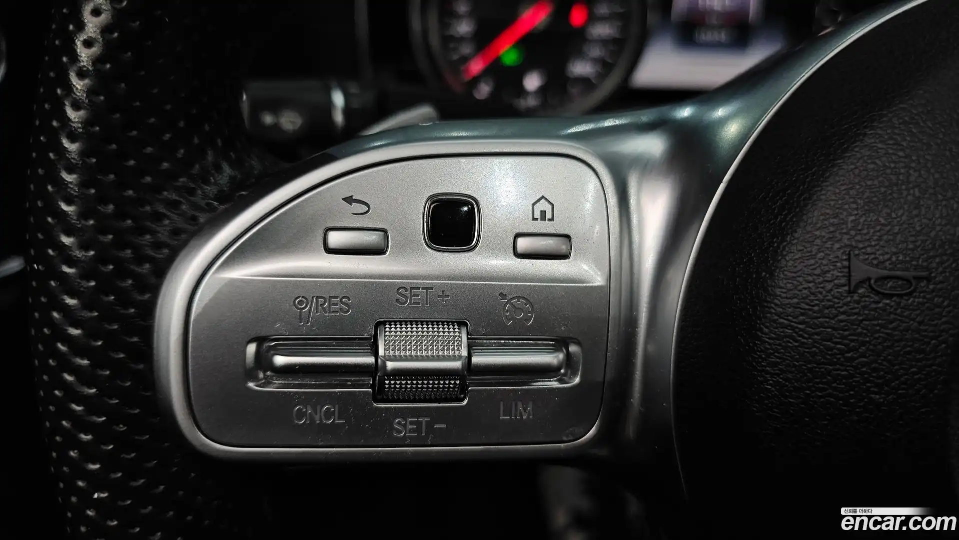 E-Class Mercedes-Benz 2019.9-OPTION-024
