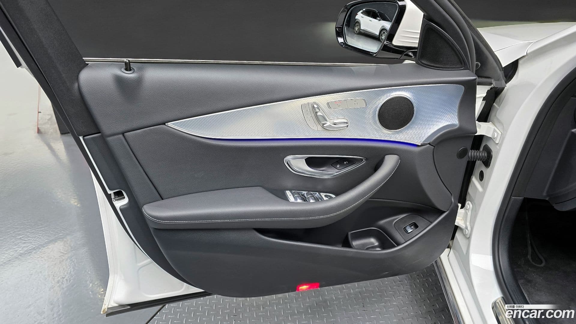 Main__Slider__Photo:E-Class Mercedes-Benz 2019.11-24
