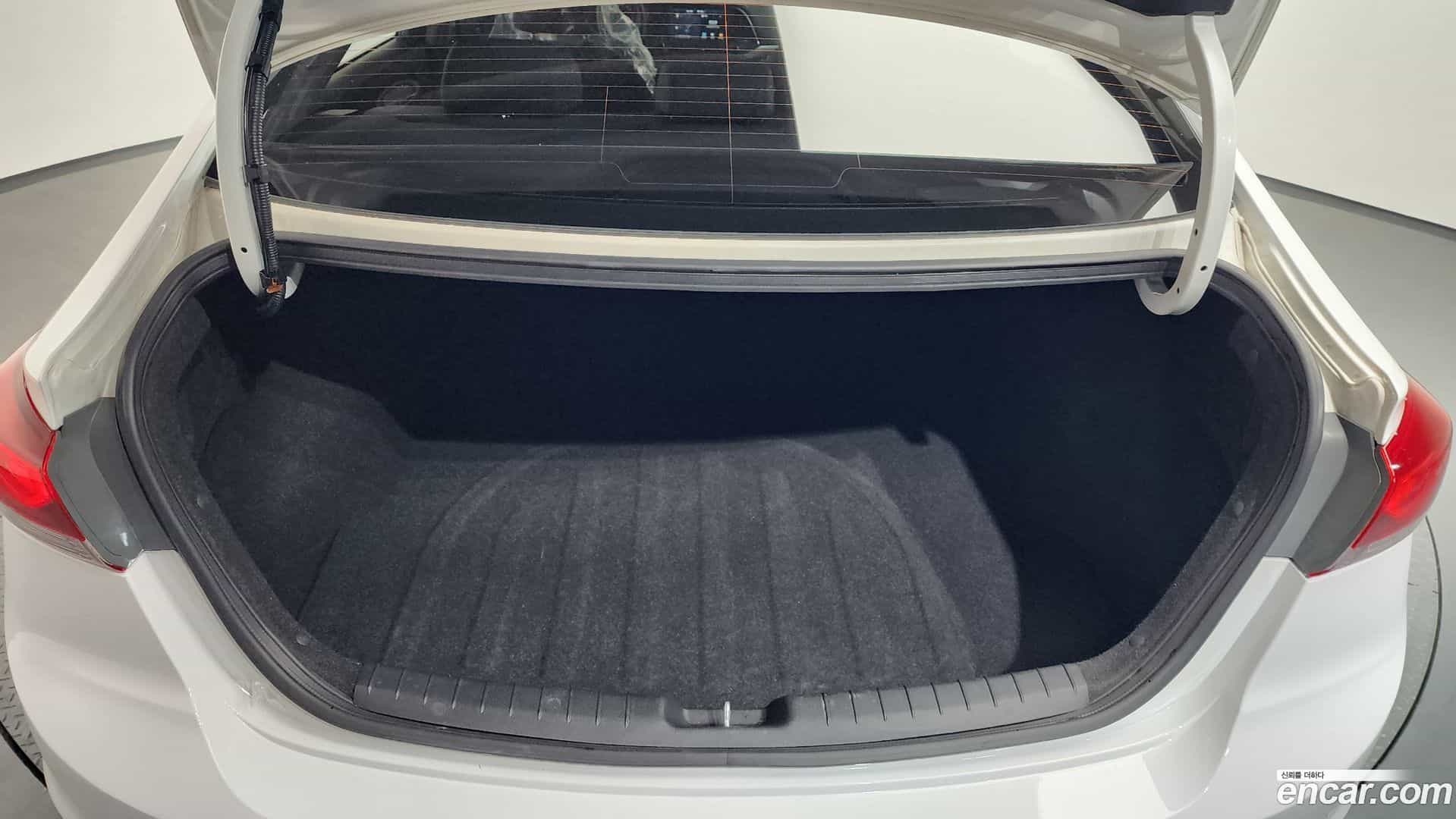 AVANTE Hyundai 2018.8-OPTION-021