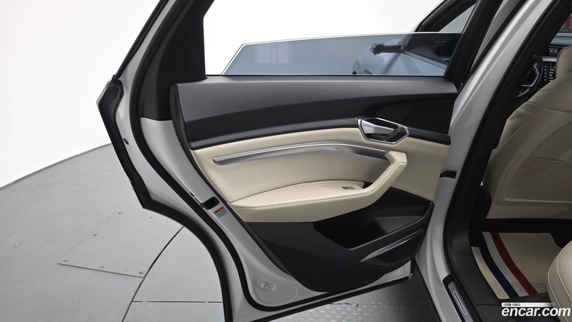 Main__Slider__Photo:e-tron Audi 2022.9-24