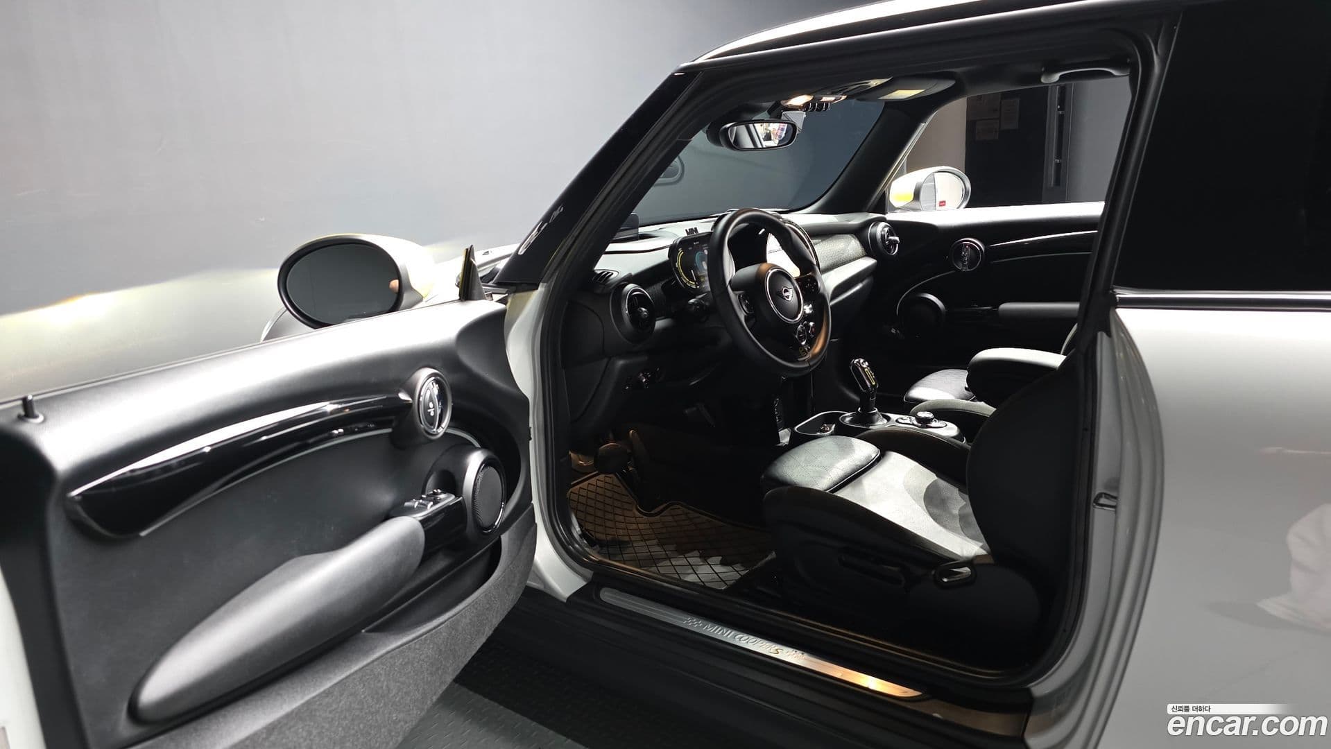 Main__Slider__Photo:Cooper Mini 2022.6-9