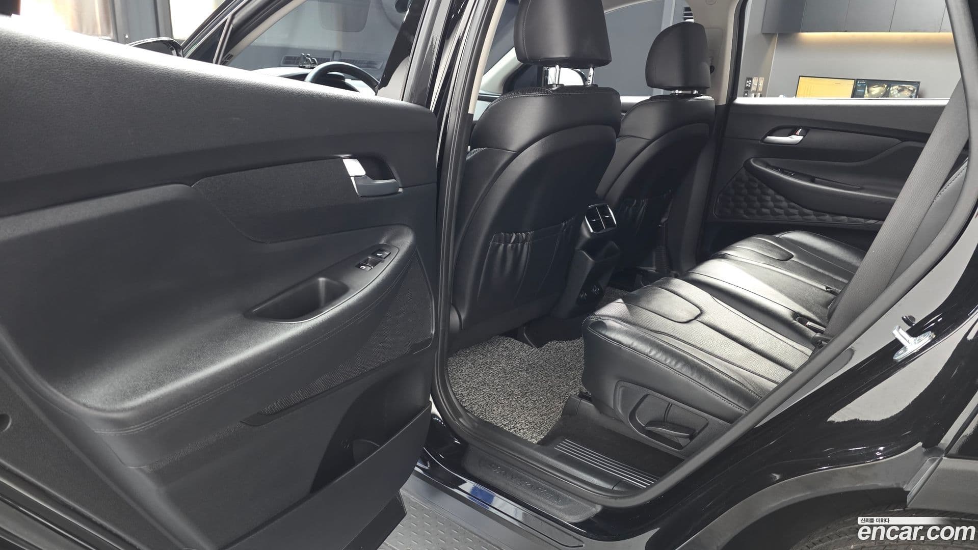 Main__Slider__Photo:Santafe Hyundai 2018.3-25