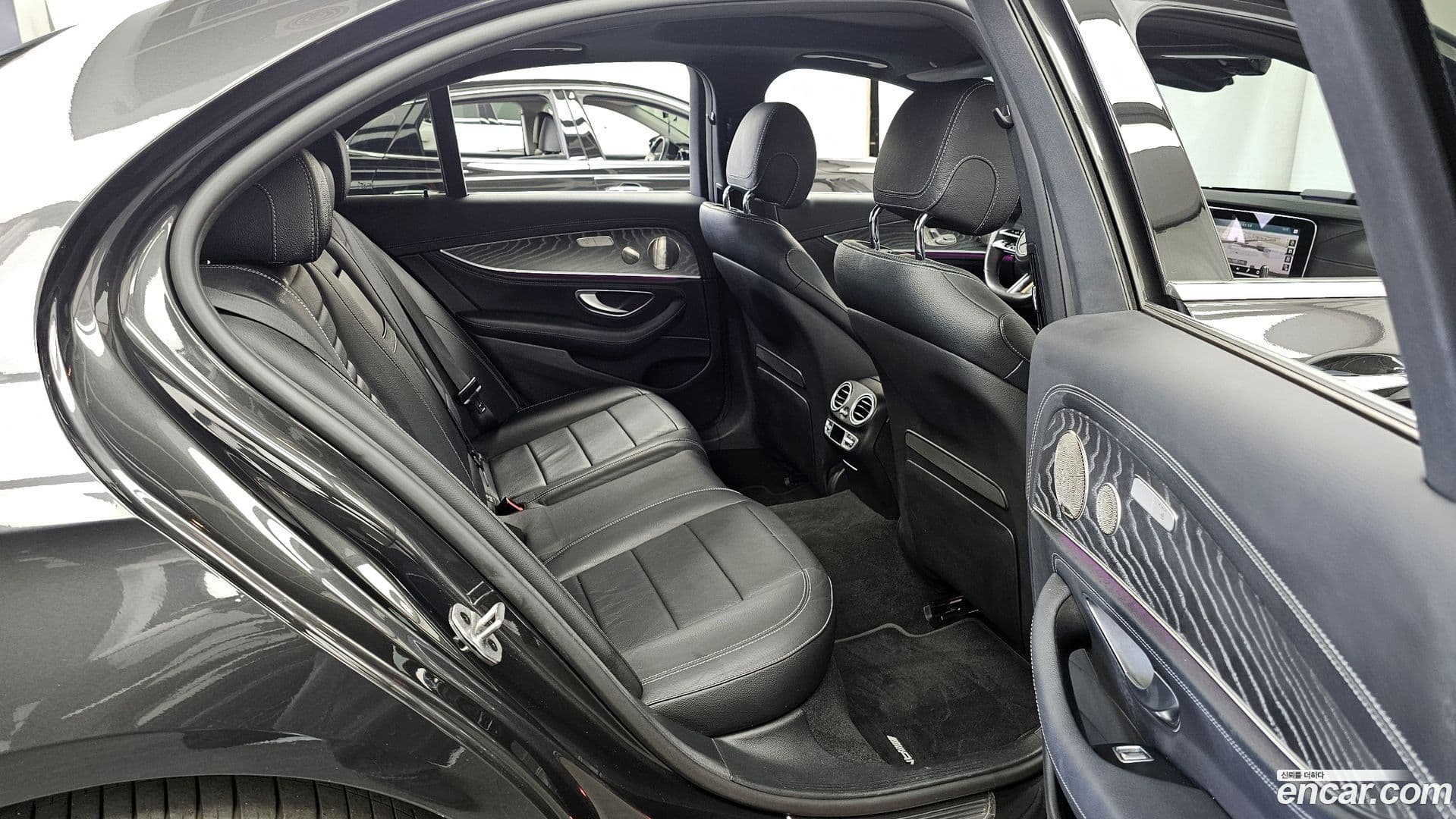 Main__Slider__Photo:E-Class Mercedes-Benz 2022.3-11