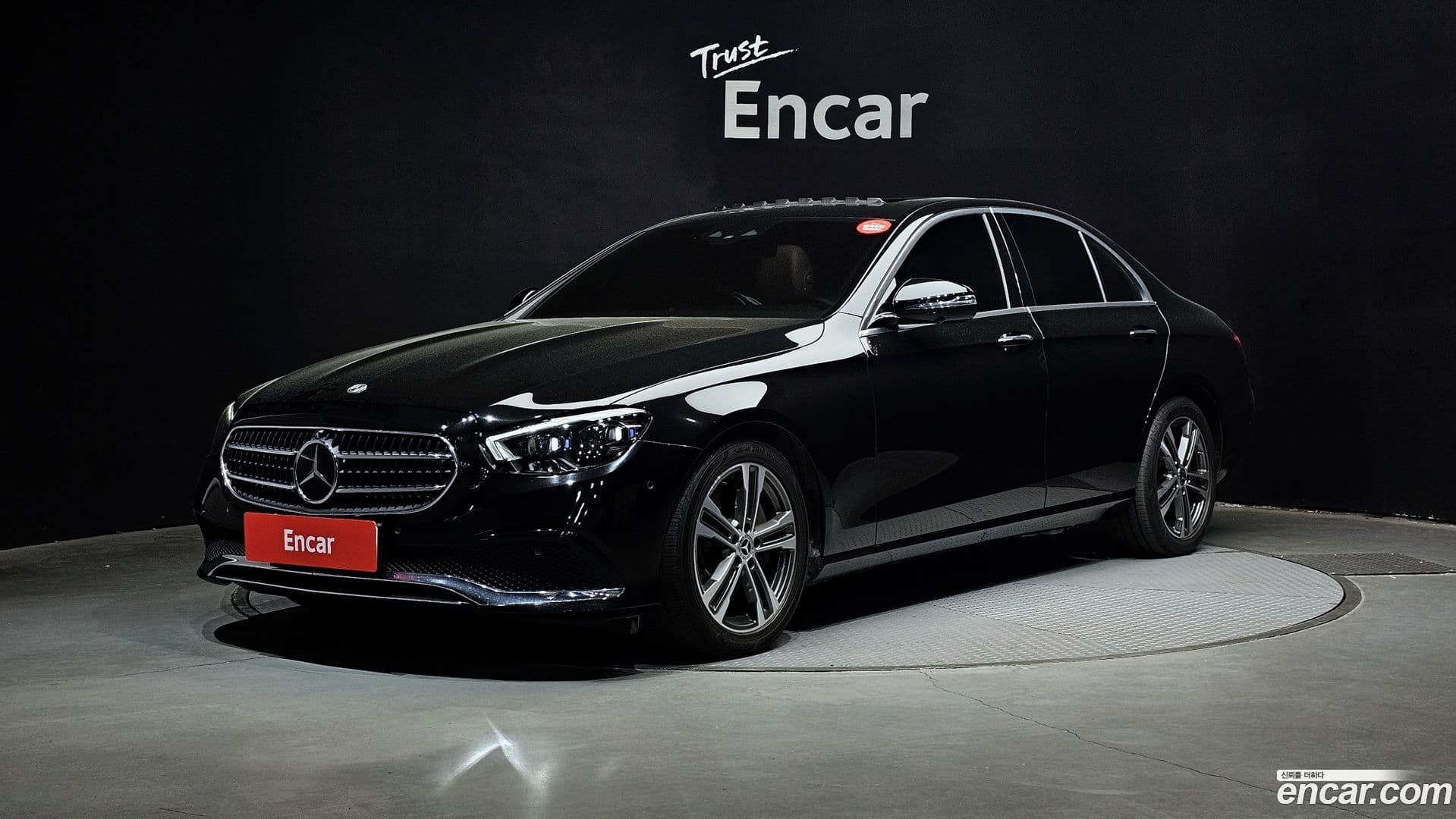 Main__Slider__Photo:E-Class Mercedes-Benz 2022.4-0