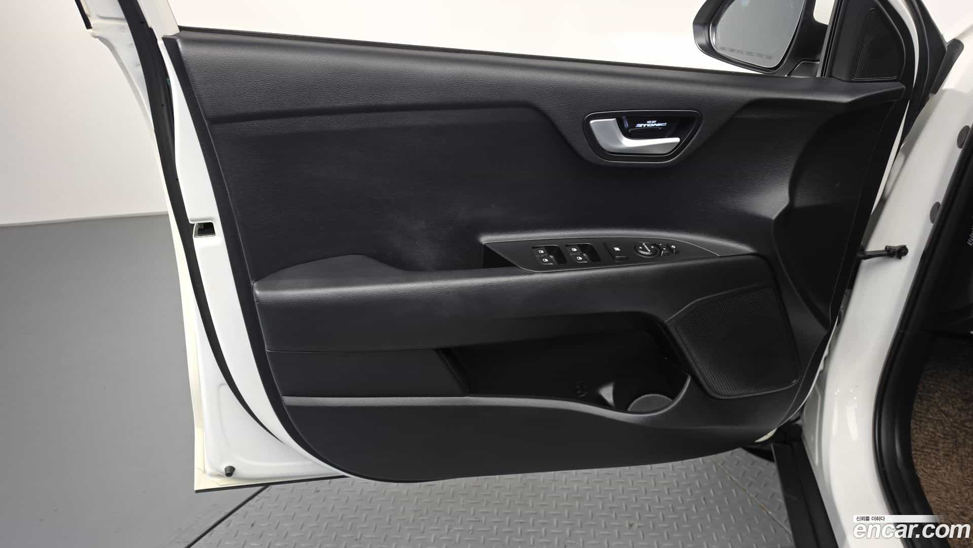Stonic Kia 2018.2-INNER-034